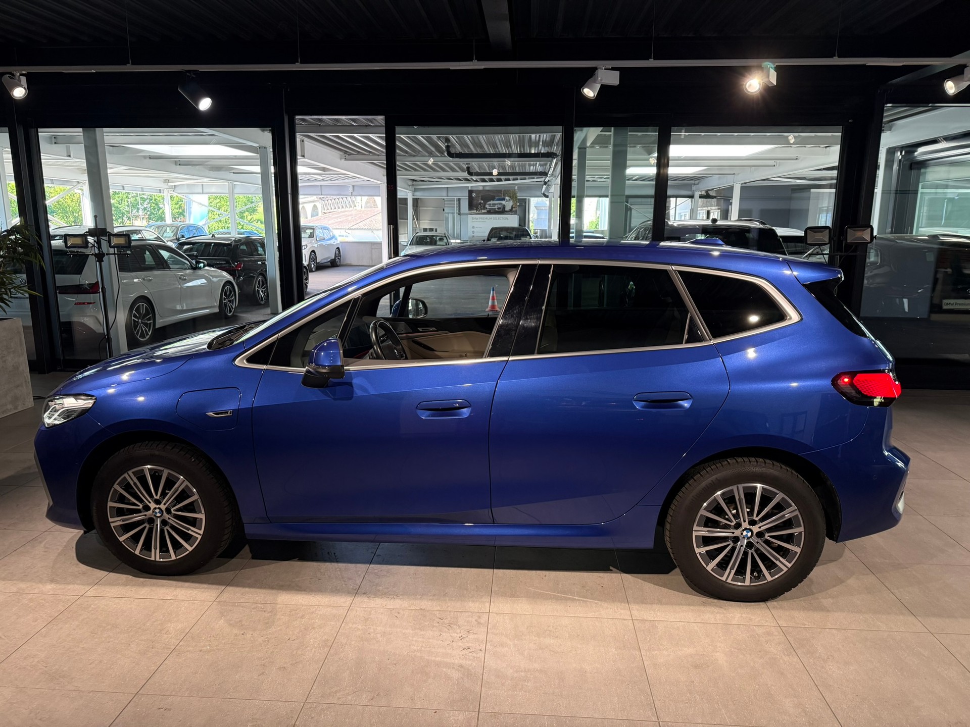 BMW 230e xDrive Active Tourer M Sport-image-8