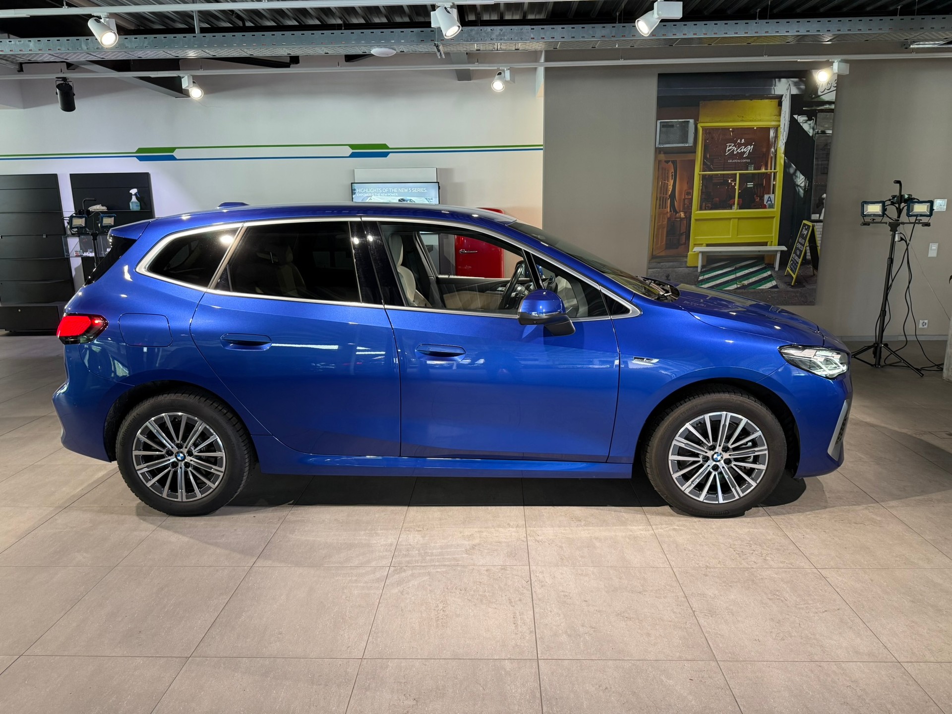 BMW 230e xDrive Active Tourer M Sport-image-5