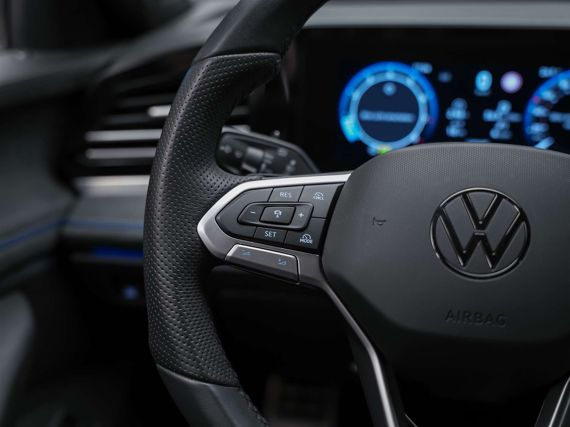VW Passat Variant 2.0 TSI R-Line DSG 4motion *Massage*AHK*Head-UP*Standheizung*-image-27