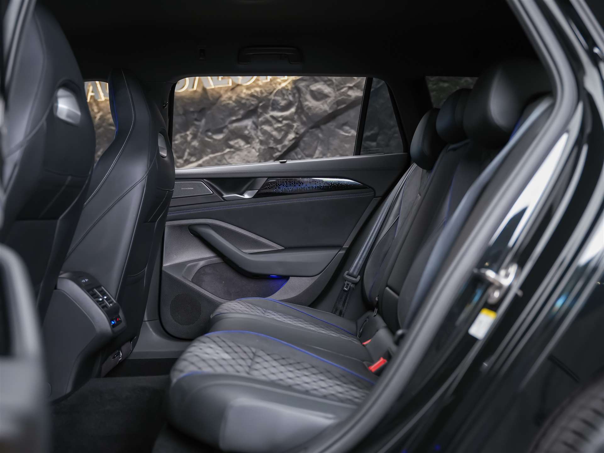 VW Passat Variant 2.0 TSI R-Line DSG 4motion *Massage*AHK*Head-UP*Standheizung*-image-12