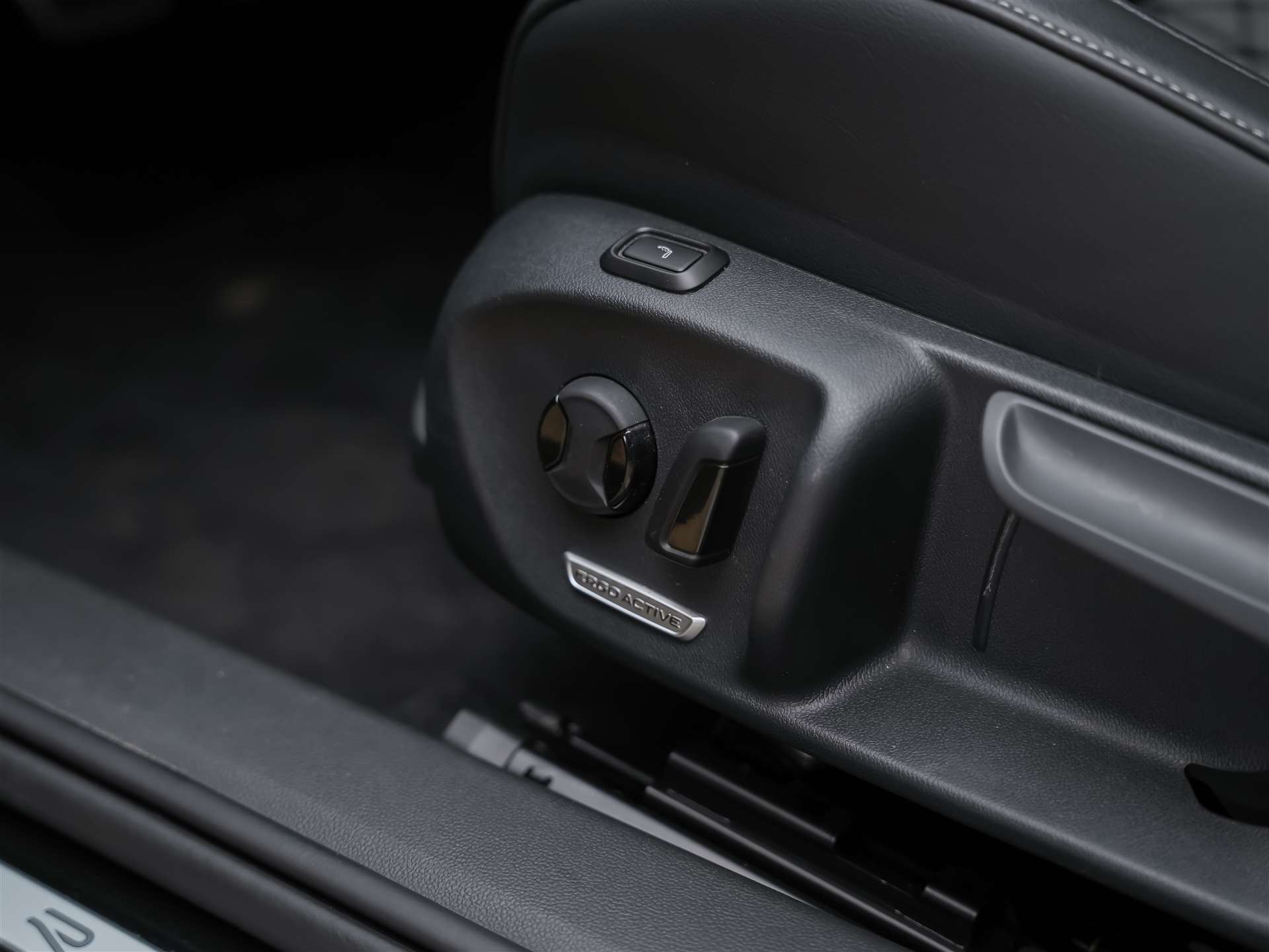 VW Passat Variant 2.0 TSI R-Line DSG 4motion *Massage*AHK*Head-UP*Standheizung*-image-26