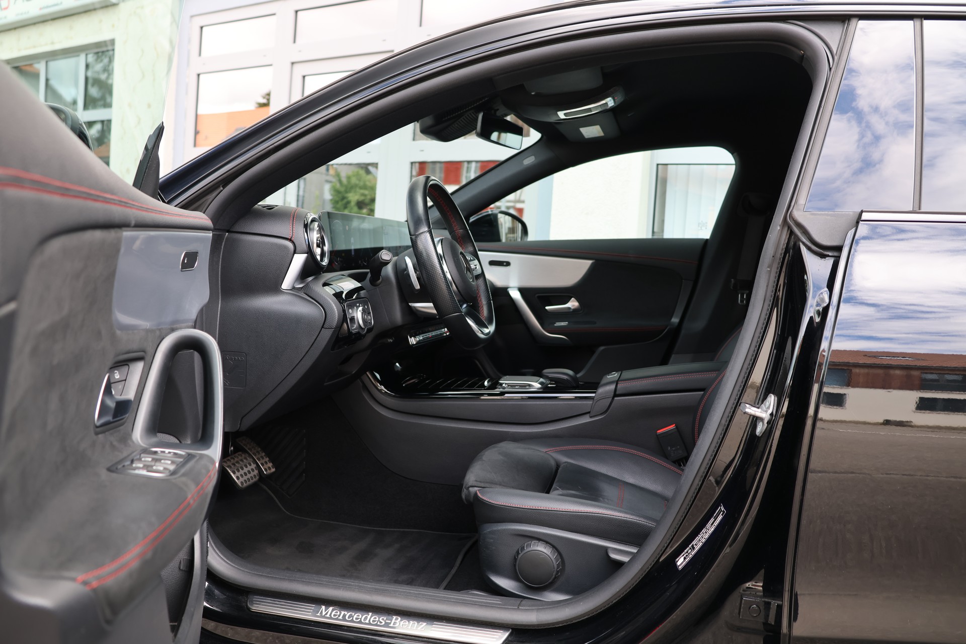 MERCEDES-BENZ CLA Shooting Brake 220 d 4Matic AMG Line (CH)-image-8