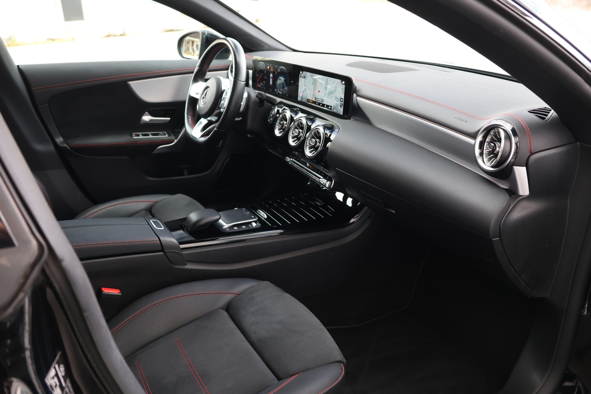 MERCEDES-BENZ CLA Shooting Brake 220 d 4Matic AMG Line (CH)-image-16