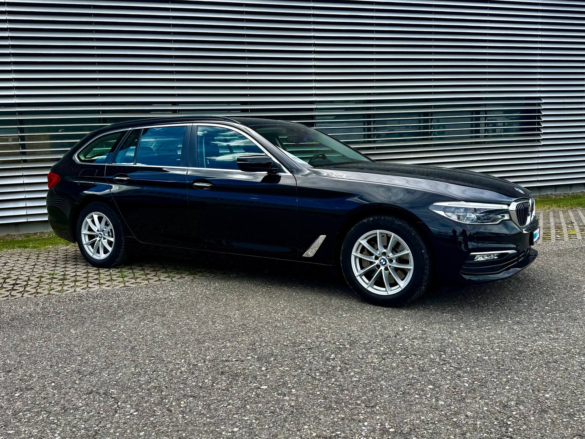 BMW 530d xDrive Touring Steptronic-image-12