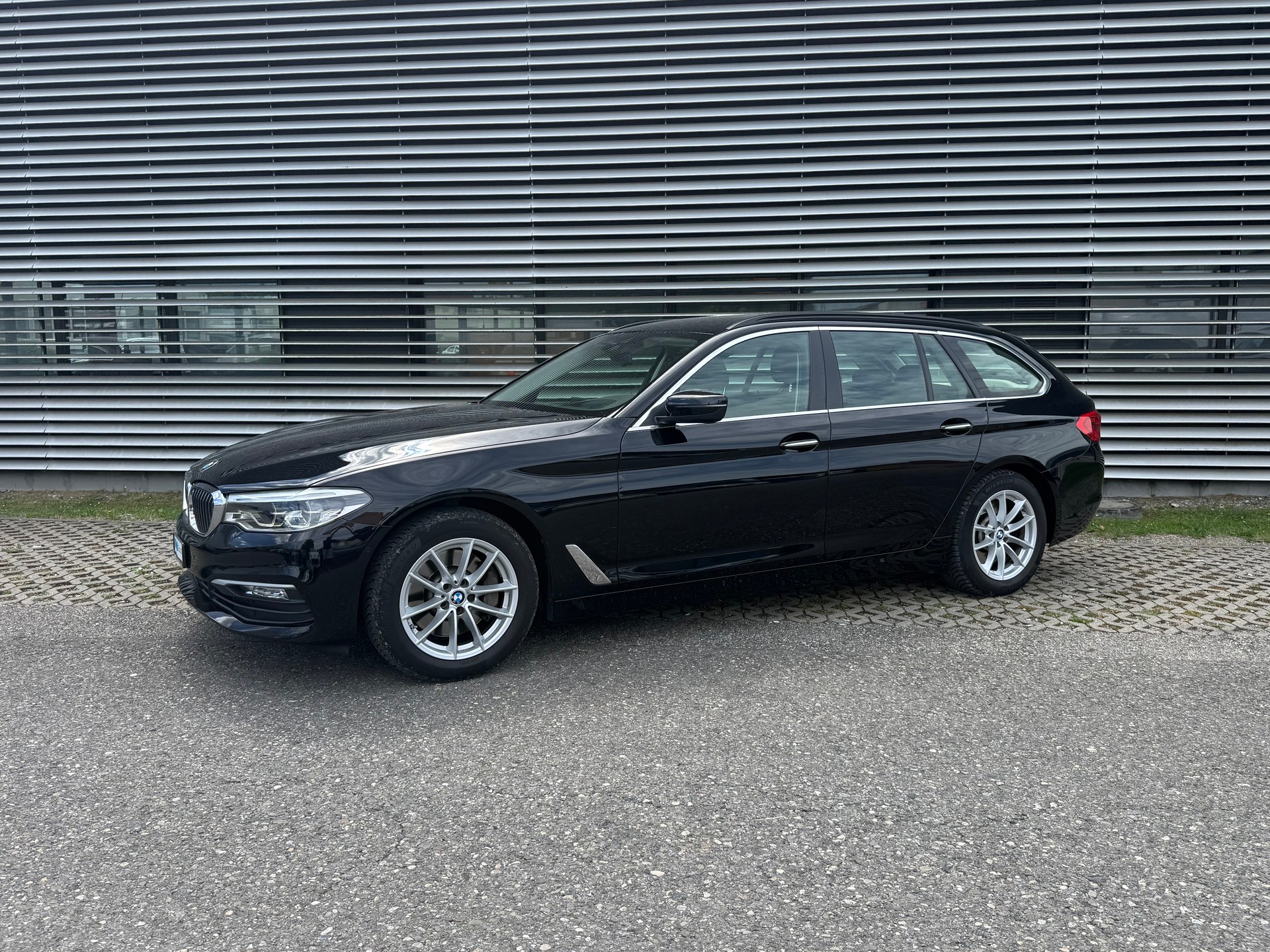 BMW 530d xDrive Touring Steptronic-image-14
