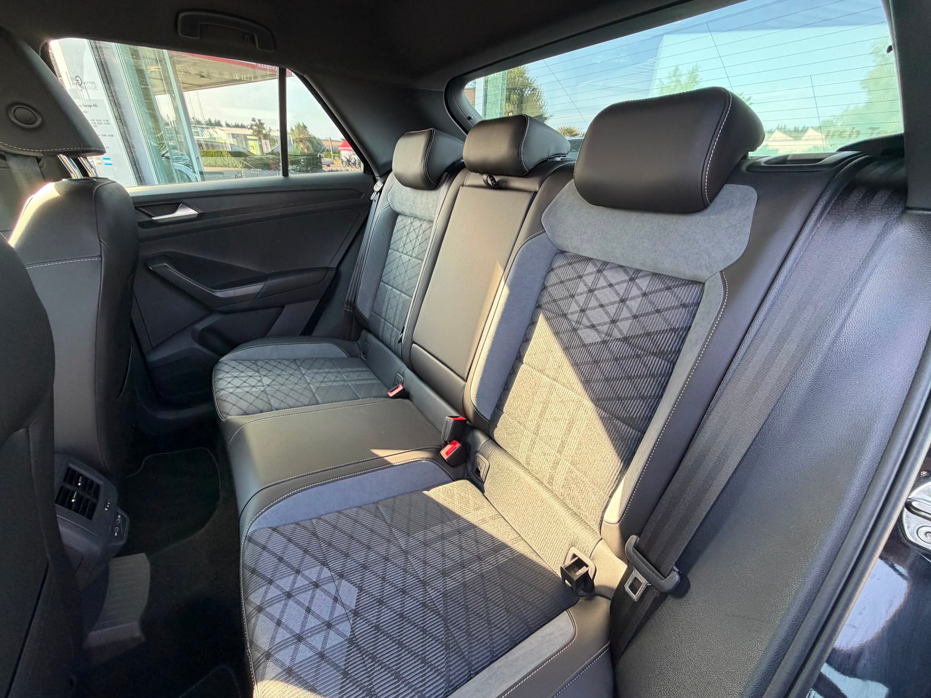 VW T-Roc 2.0 TSI R-Line DSG 4Motion-image-23