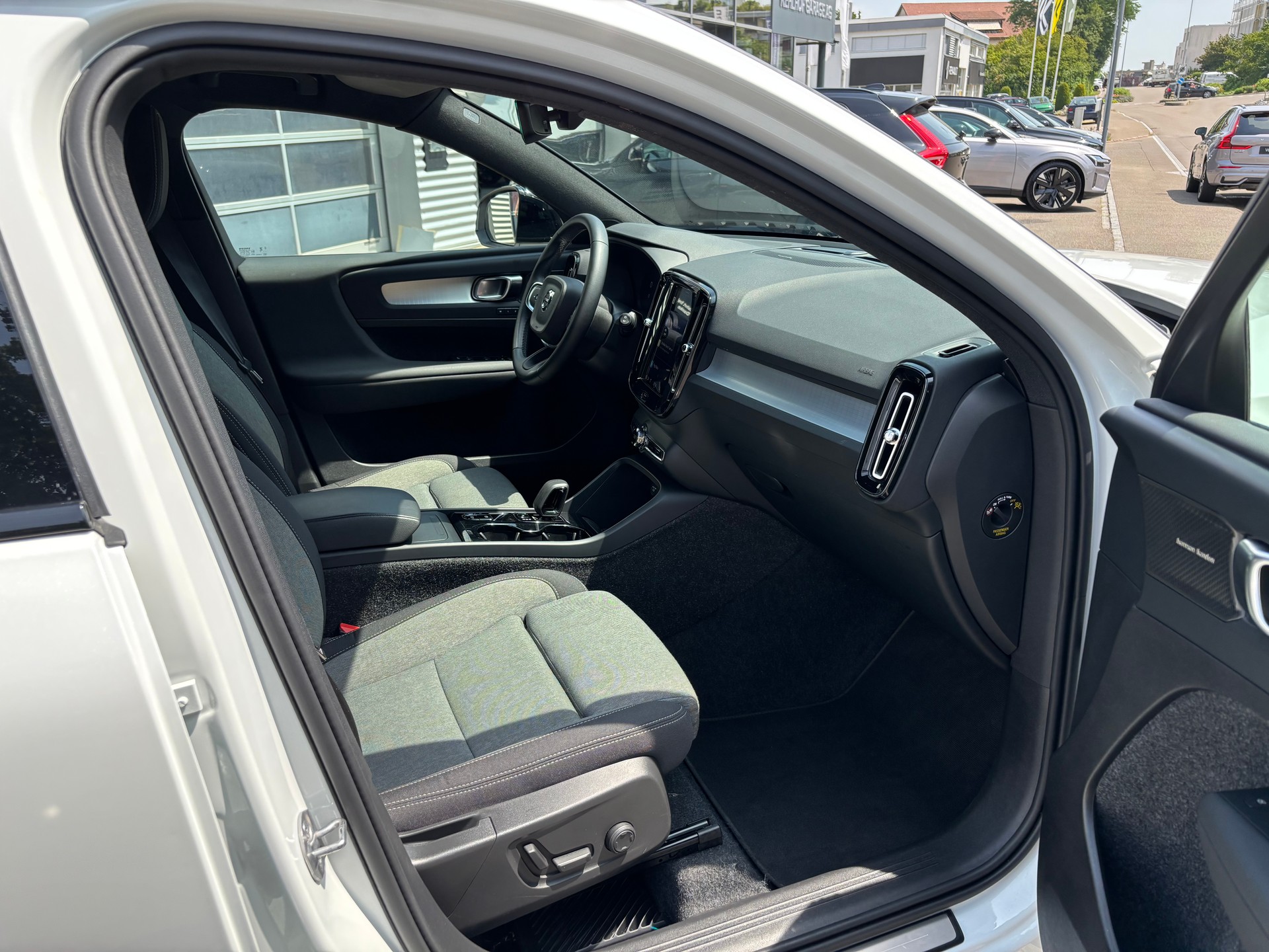 VOLVO XC40 2.0 B4 MH Plus Dark-image-6