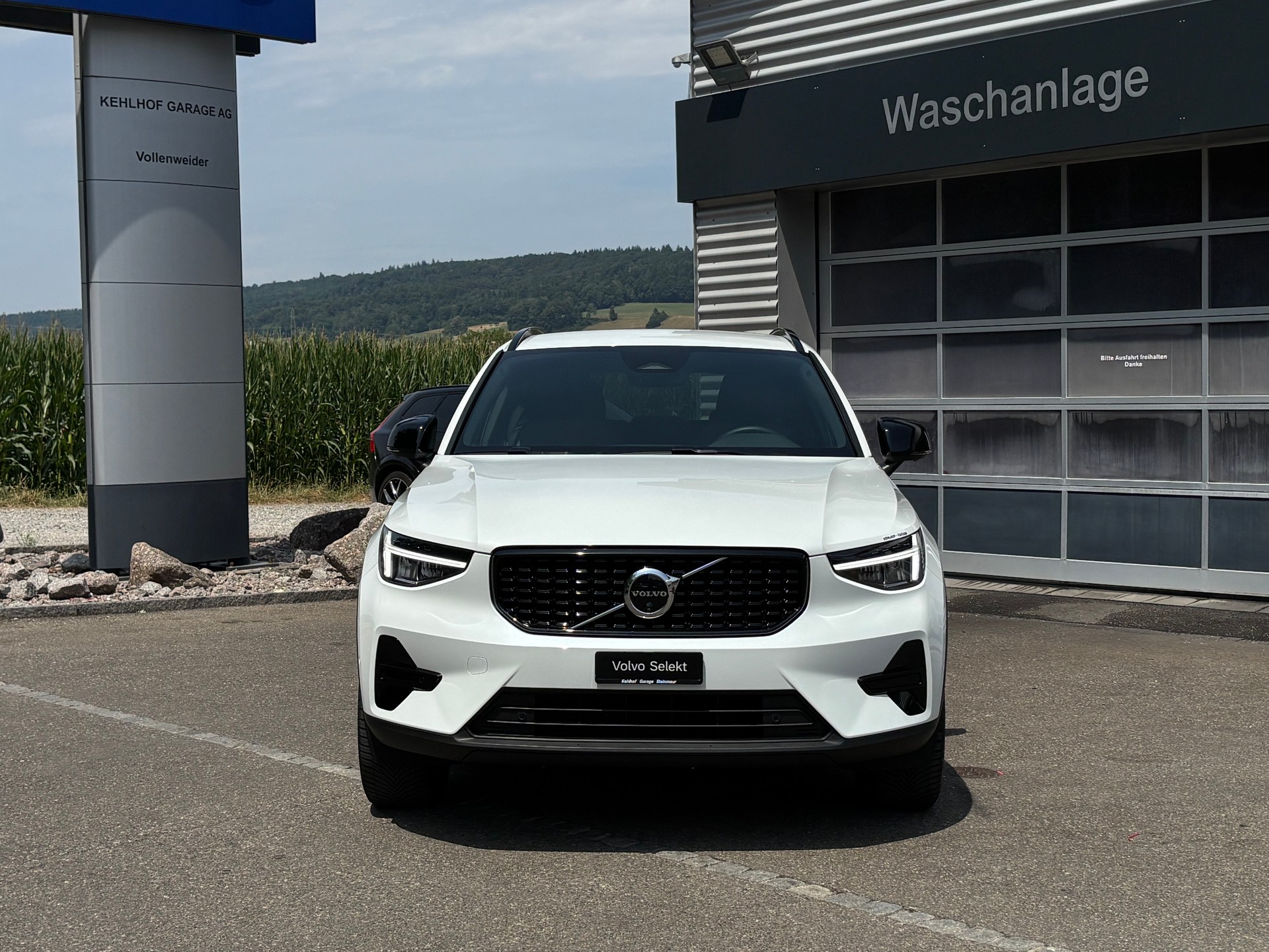 VOLVO XC40 2.0 B4 MH Plus Dark-image-7