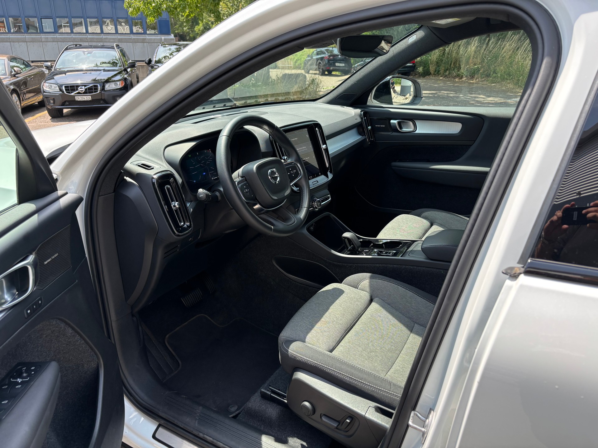 VOLVO XC40 2.0 B4 MH Plus Dark-showroom-element-2