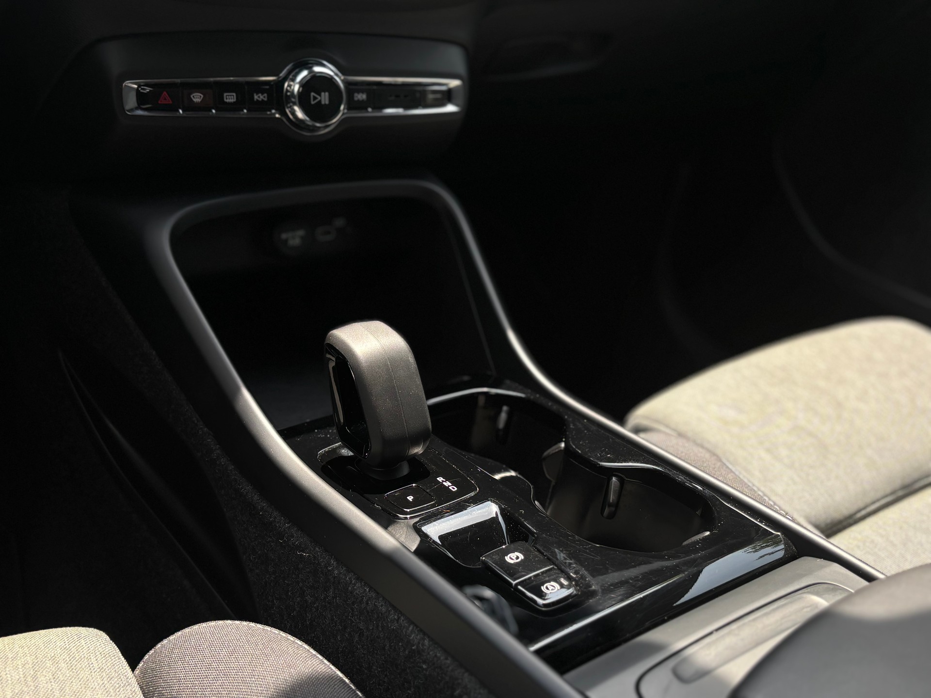 VOLVO XC40 2.0 B4 MH Plus Dark-image-15