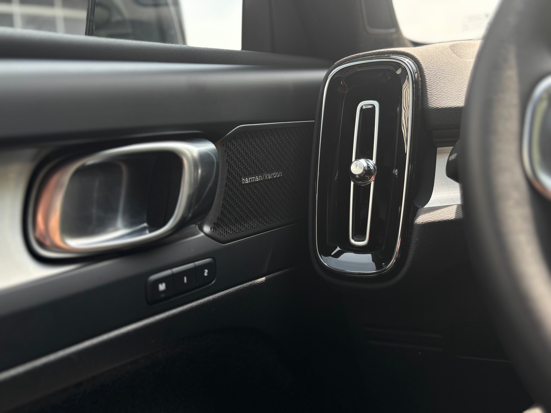VOLVO XC40 2.0 B4 MH Plus Dark-image-16