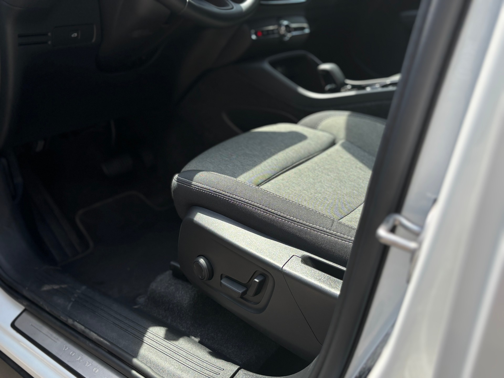 VOLVO XC40 2.0 B4 MH Plus Dark-image-18