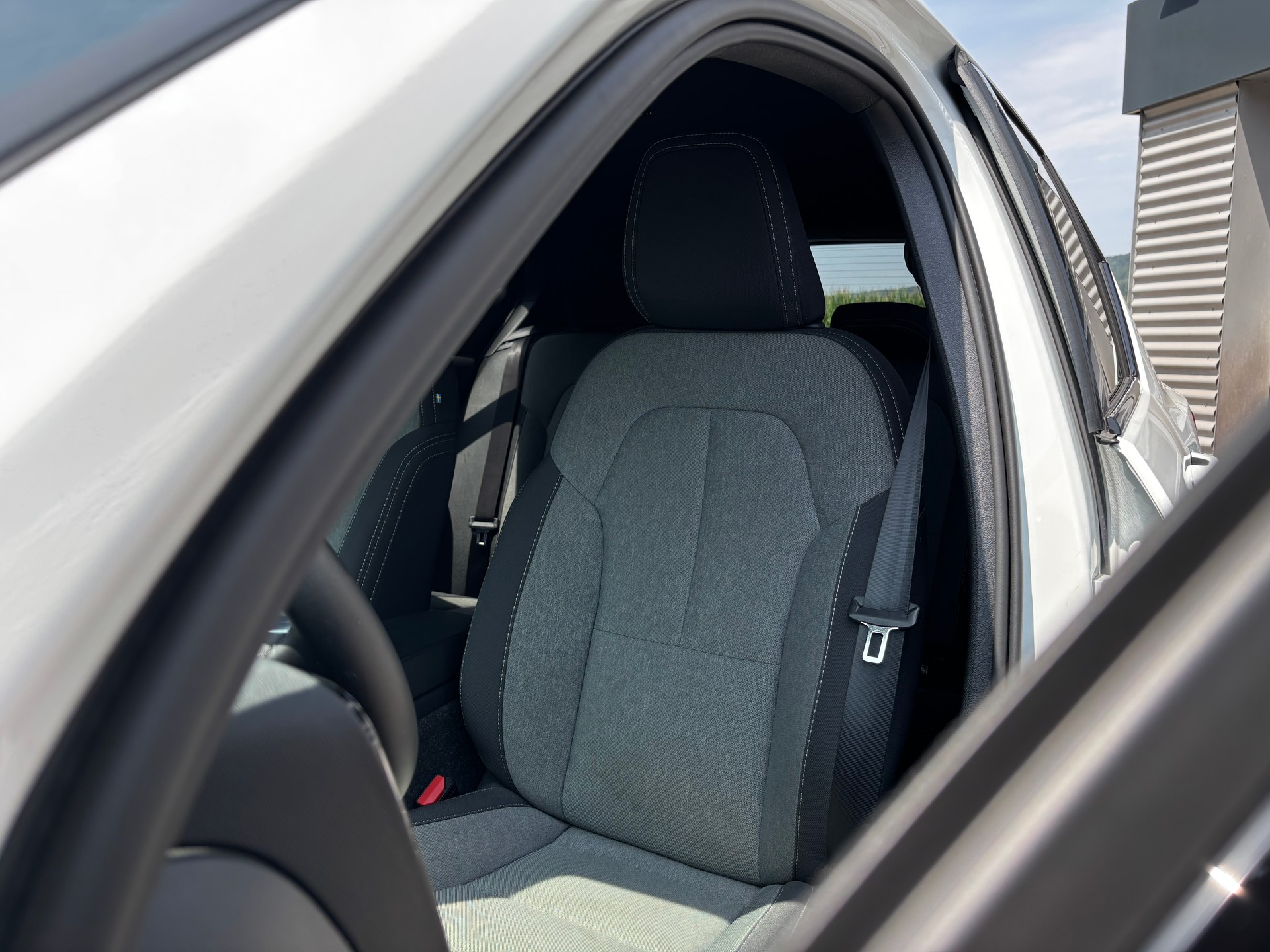 VOLVO XC40 2.0 B4 MH Plus Dark-showroom-element-3