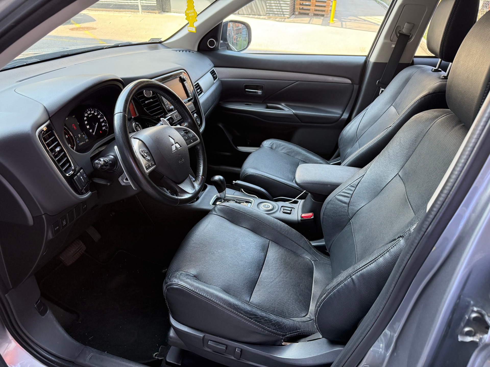 MITSUBISHI Outlander 2.2 DID Navigator 4WD Automatic-image-6