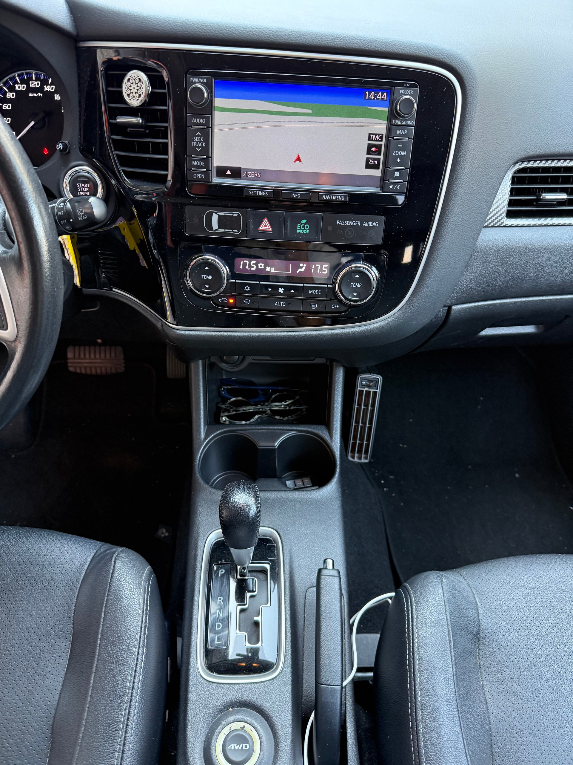 MITSUBISHI Outlander 2.2 DID Navigator 4WD Automatic-image-12