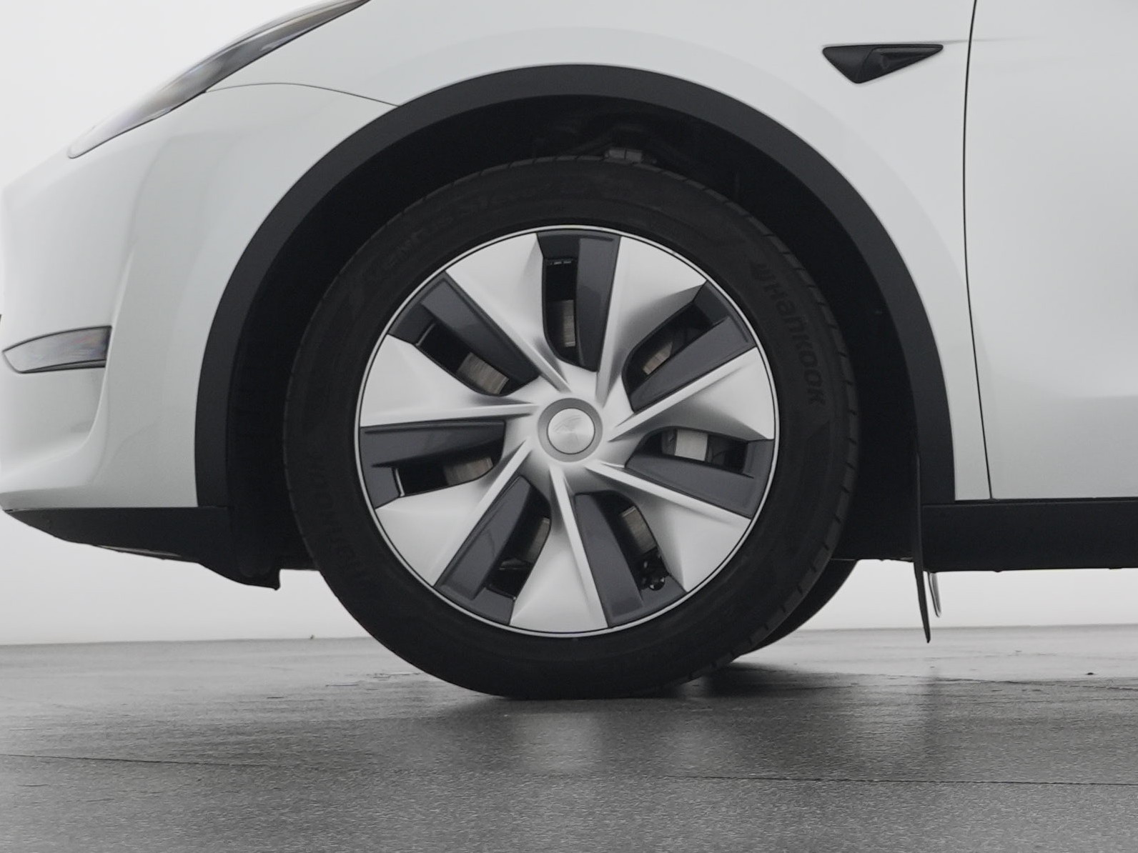 TESLA Model Y Long Range AWD-showroom-element-1
