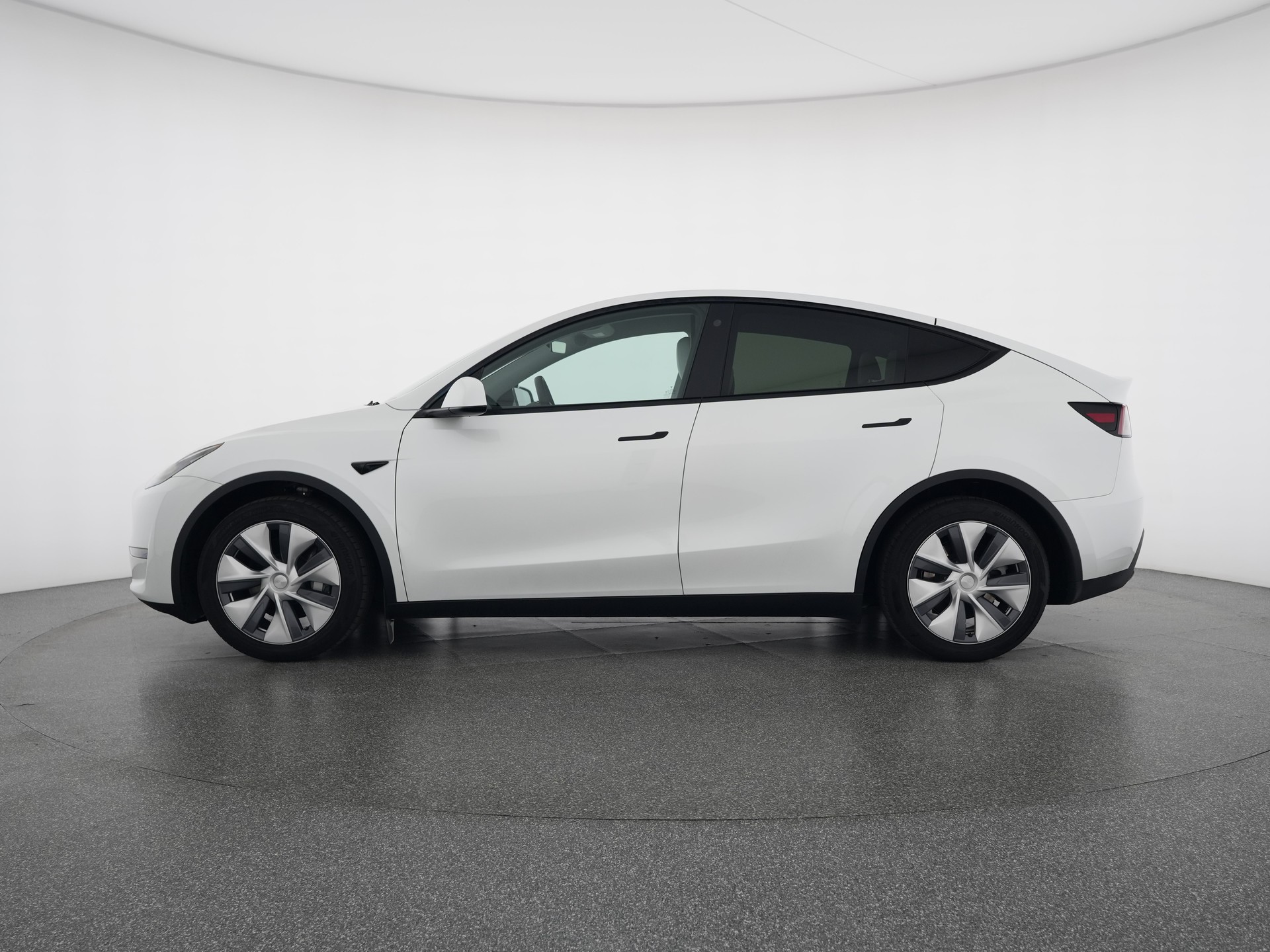 TESLA Model Y Long Range AWD-showroom-element-2