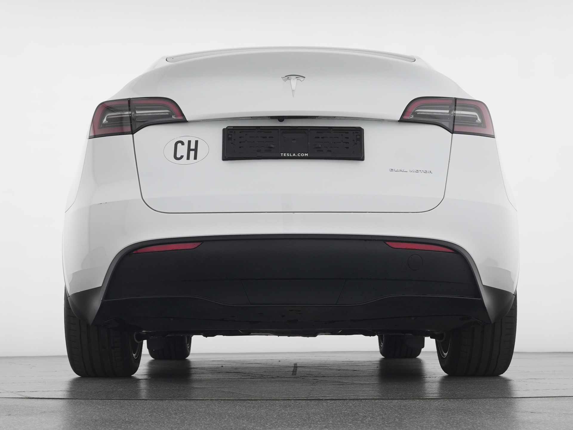 TESLA Model Y Long Range AWD-showroom-element-3