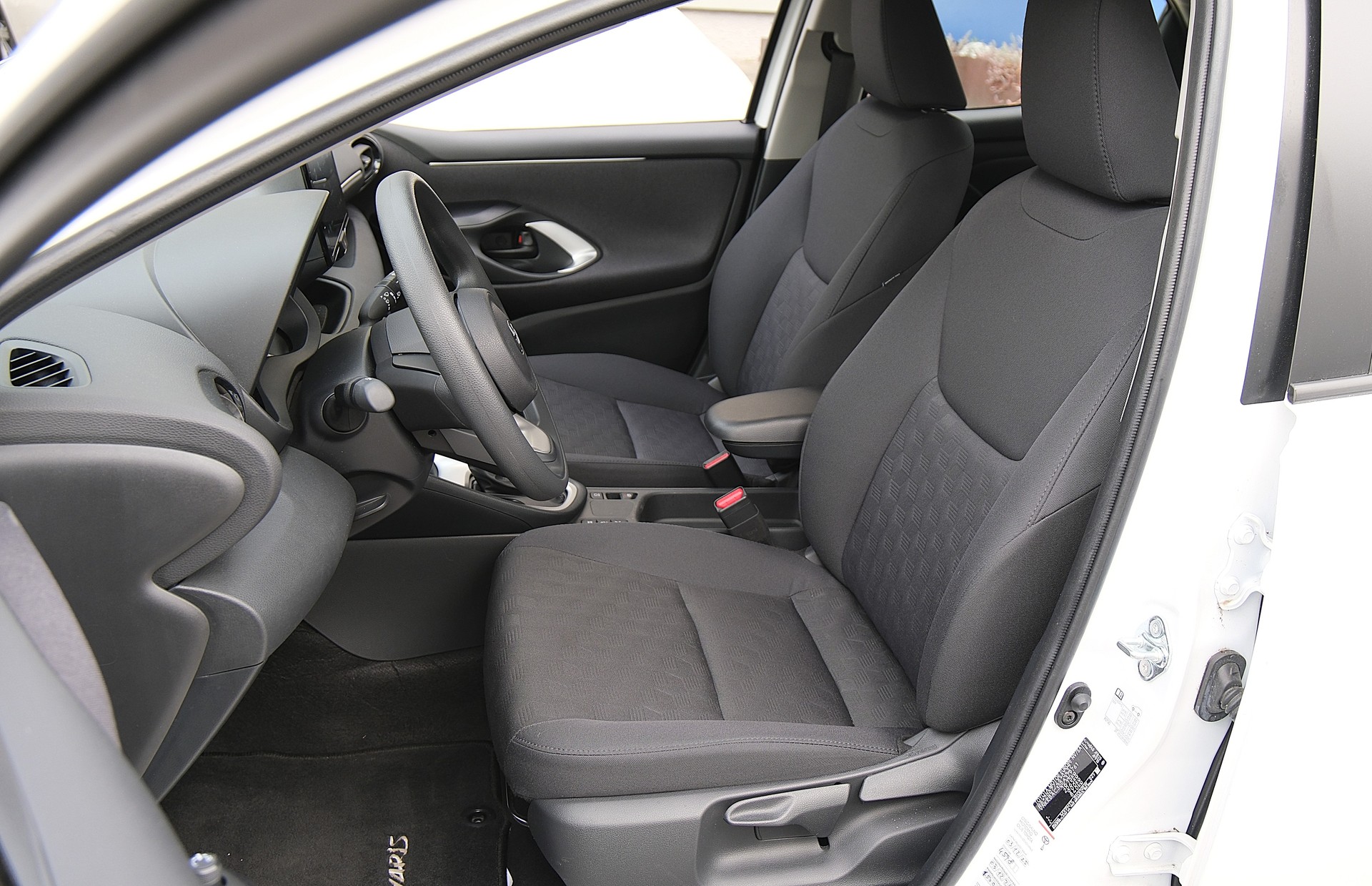 TOYOTA Yaris 1.5 Comfort e-CVT-showroom-element-3