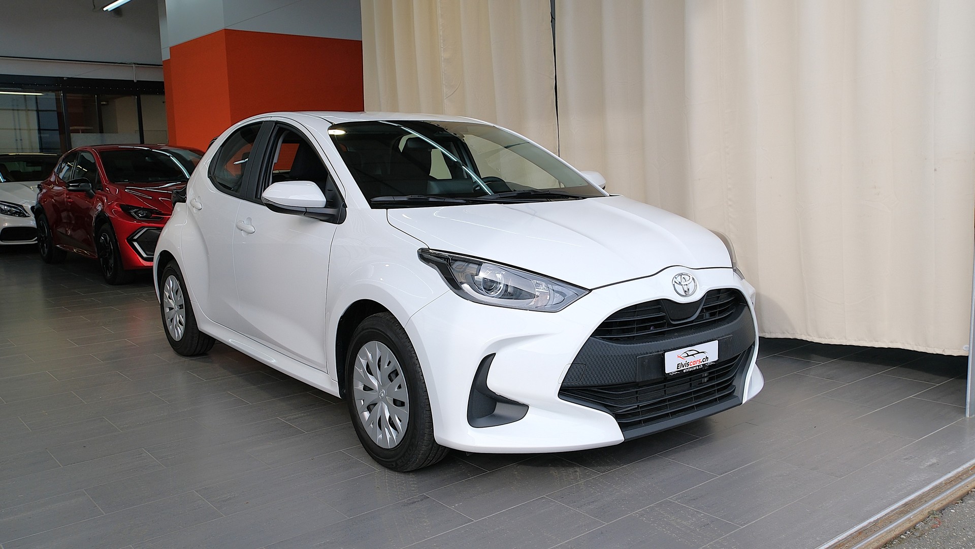 TOYOTA Yaris 1.5 Comfort e-CVT-showroom-element-1