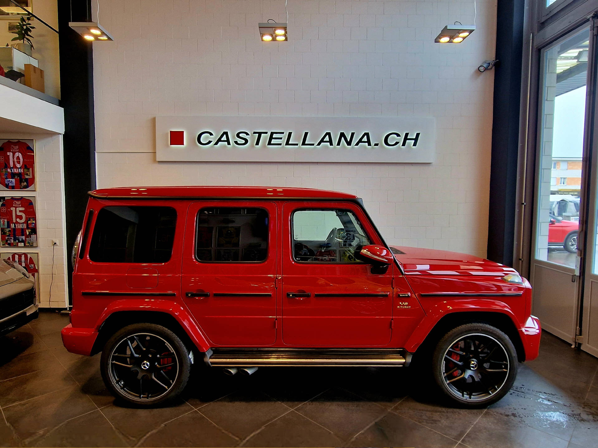 MERCEDES-BENZ G 63 AMG-showroom-element-1