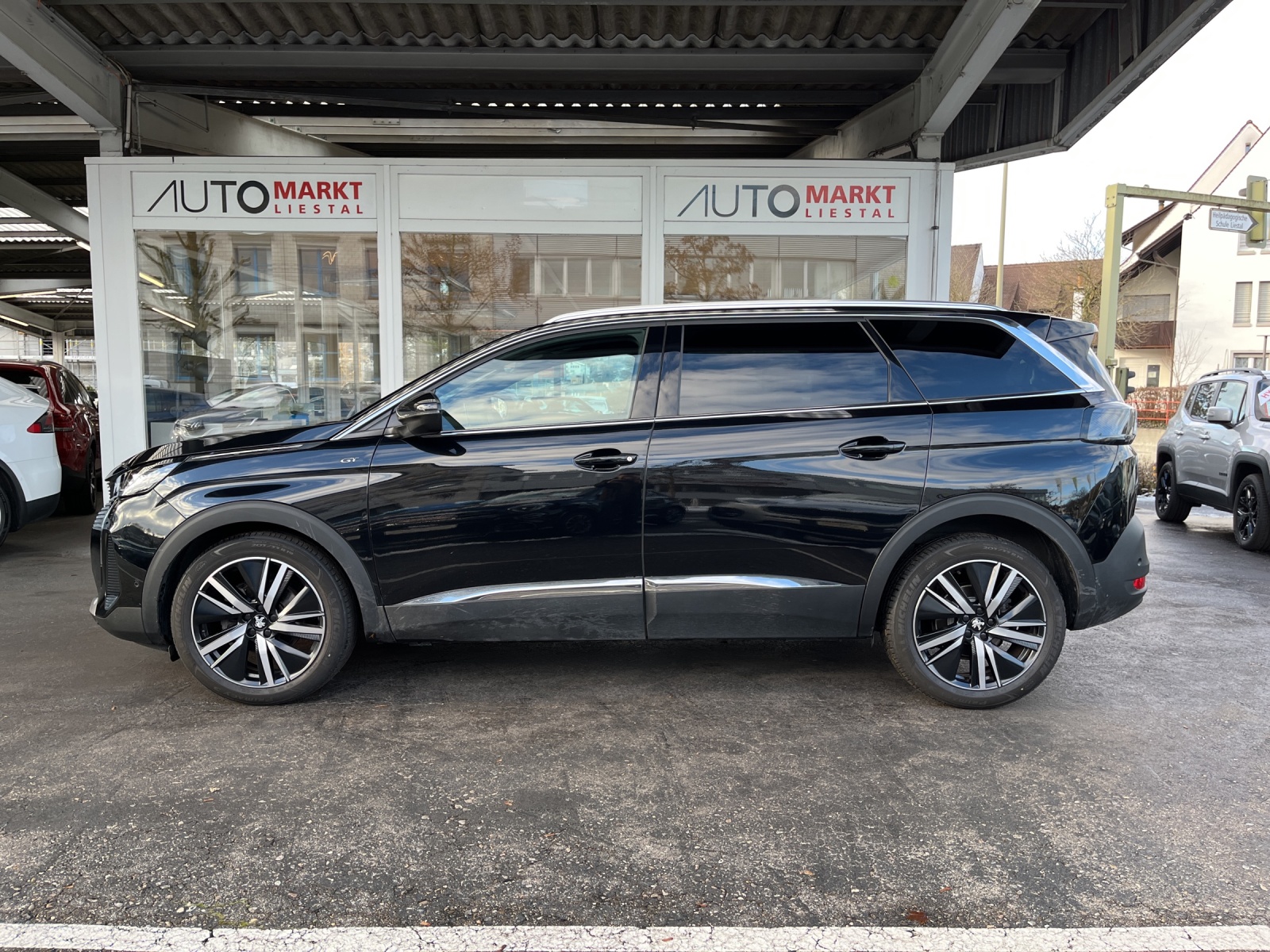 PEUGEOT 5008 1.6 Pure Tech GT Pack EAT8-showroom-element-1