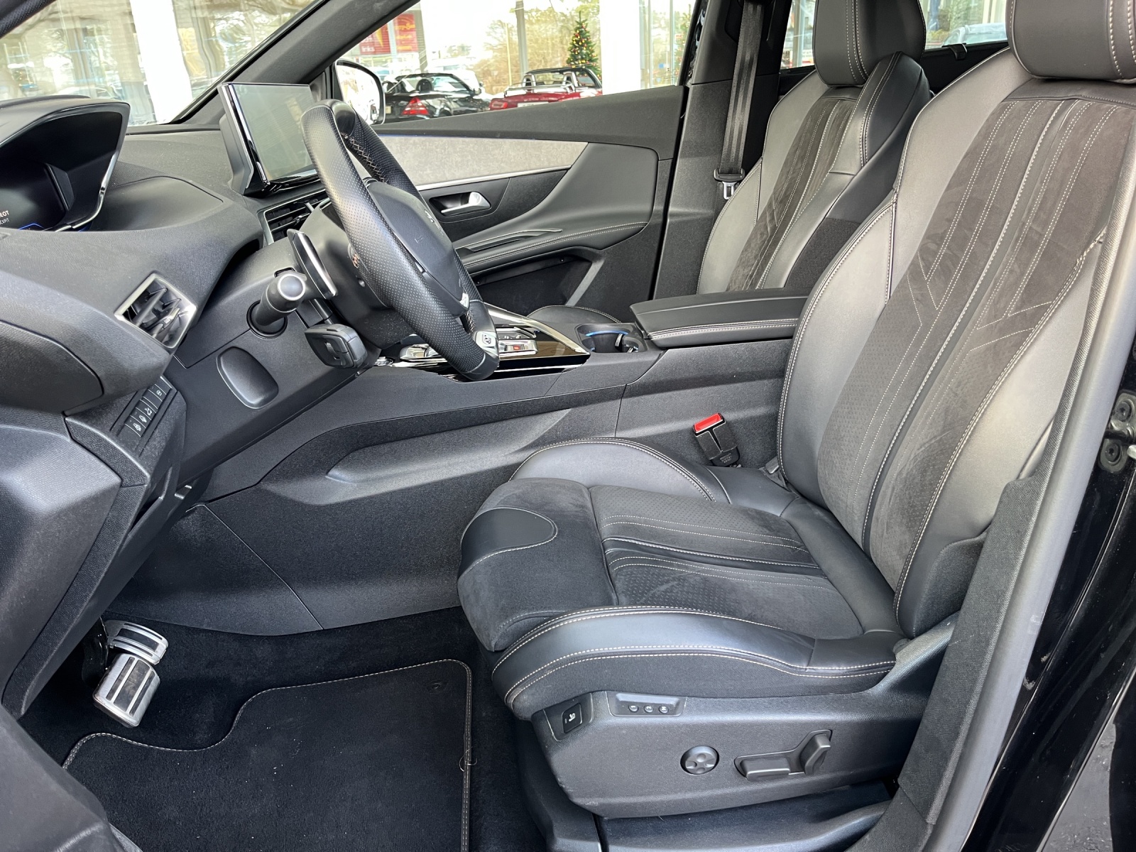 PEUGEOT 5008 1.6 Pure Tech GT Pack EAT8-image-6