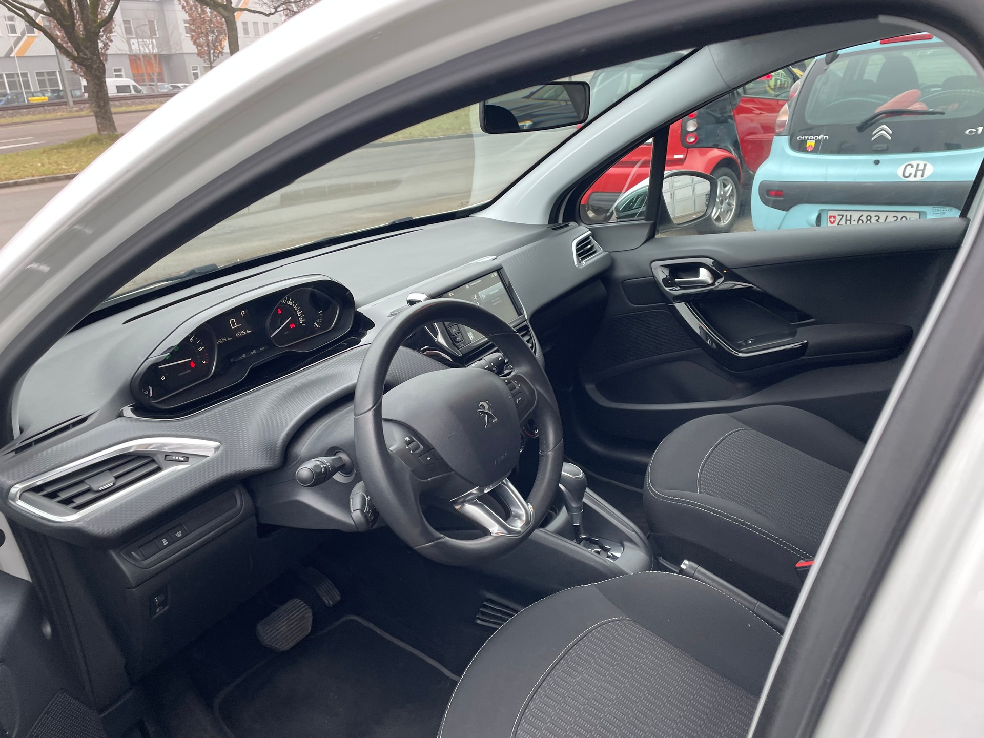 PEUGEOT 208 1.2 PureTech Style EAT6-image-6