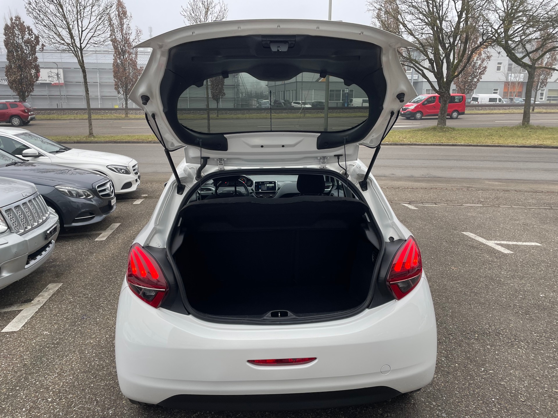 PEUGEOT 208 1.2 PureTech Style EAT6-image-10