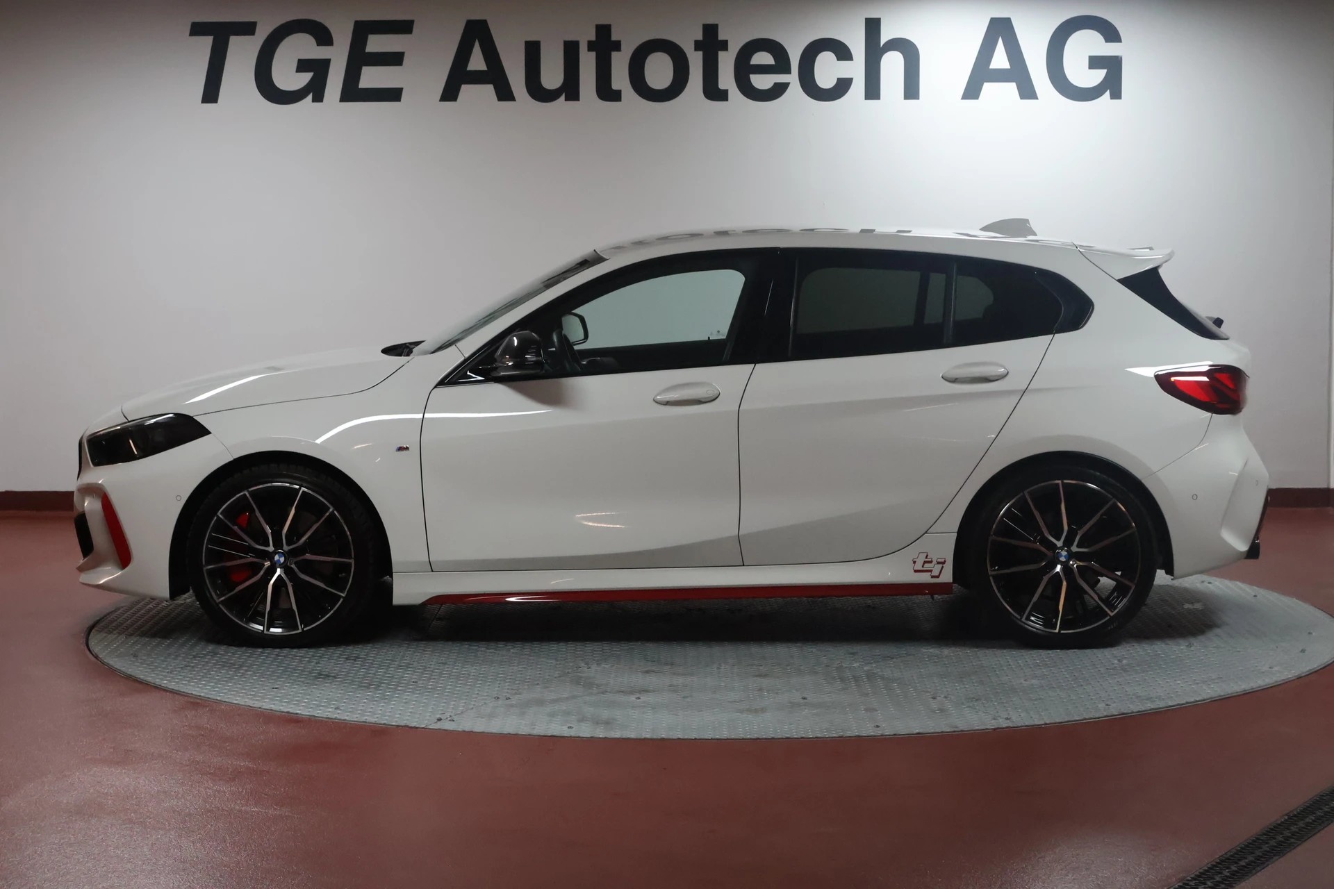 BMW 128ti Steptronic-showroom-element-3