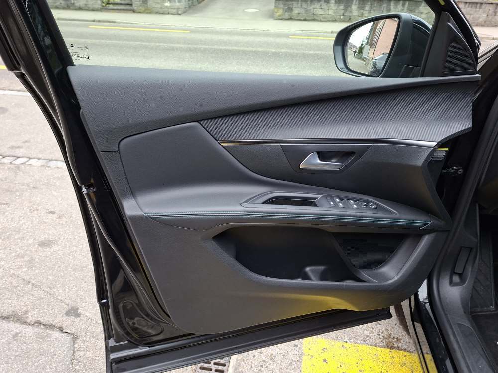 PEUGEOT 5008 1.5 BlueHDi Allure Pack-image-24
