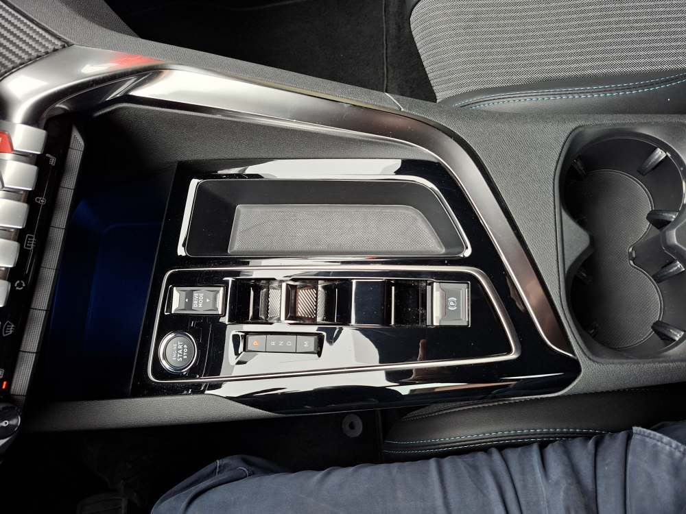PEUGEOT 5008 1.5 BlueHDi Allure Pack-image-26