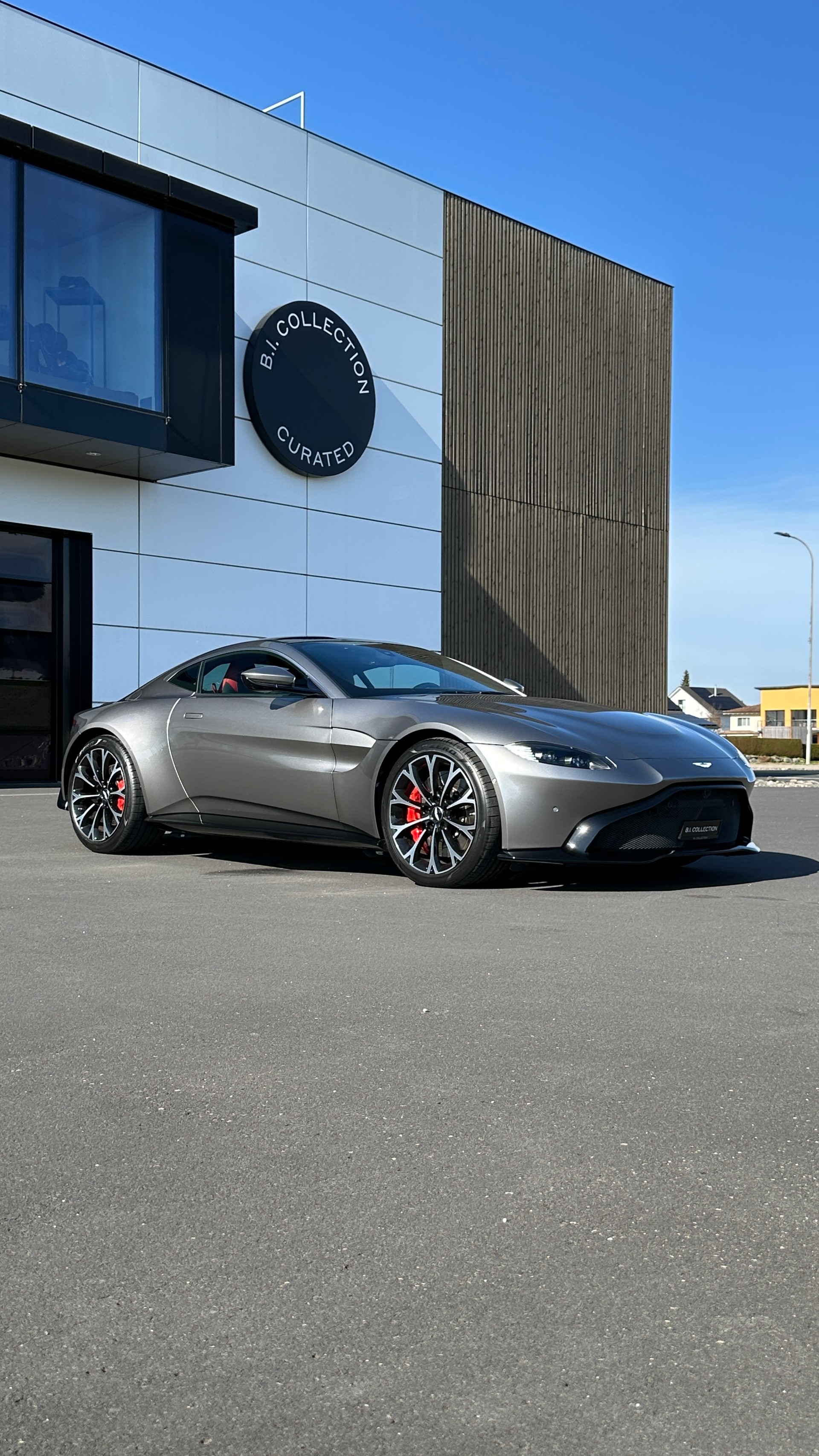 ASTON MARTIN V8 Vantage-showroom-element-1