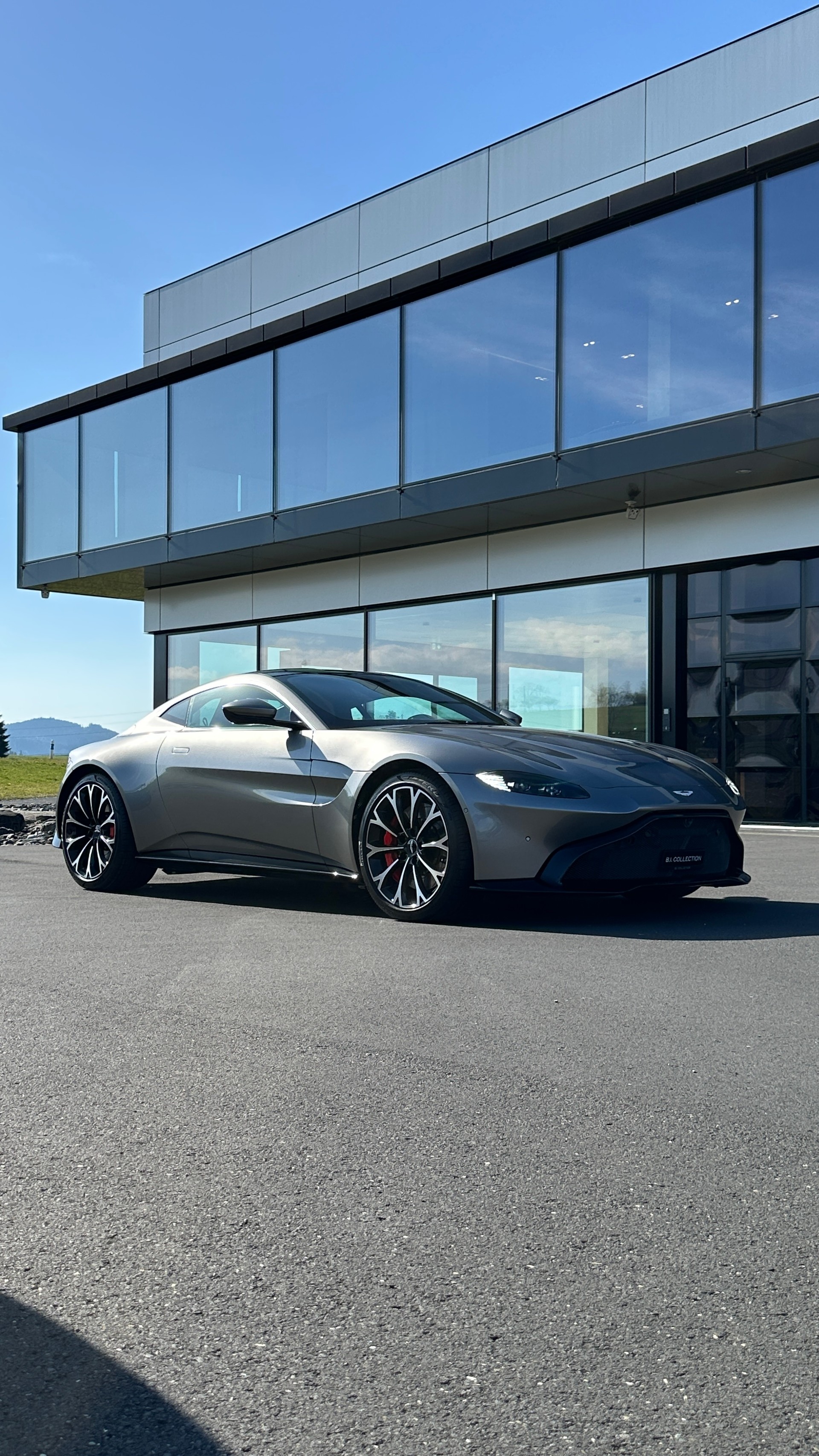 ASTON MARTIN V8 Vantage-image-11