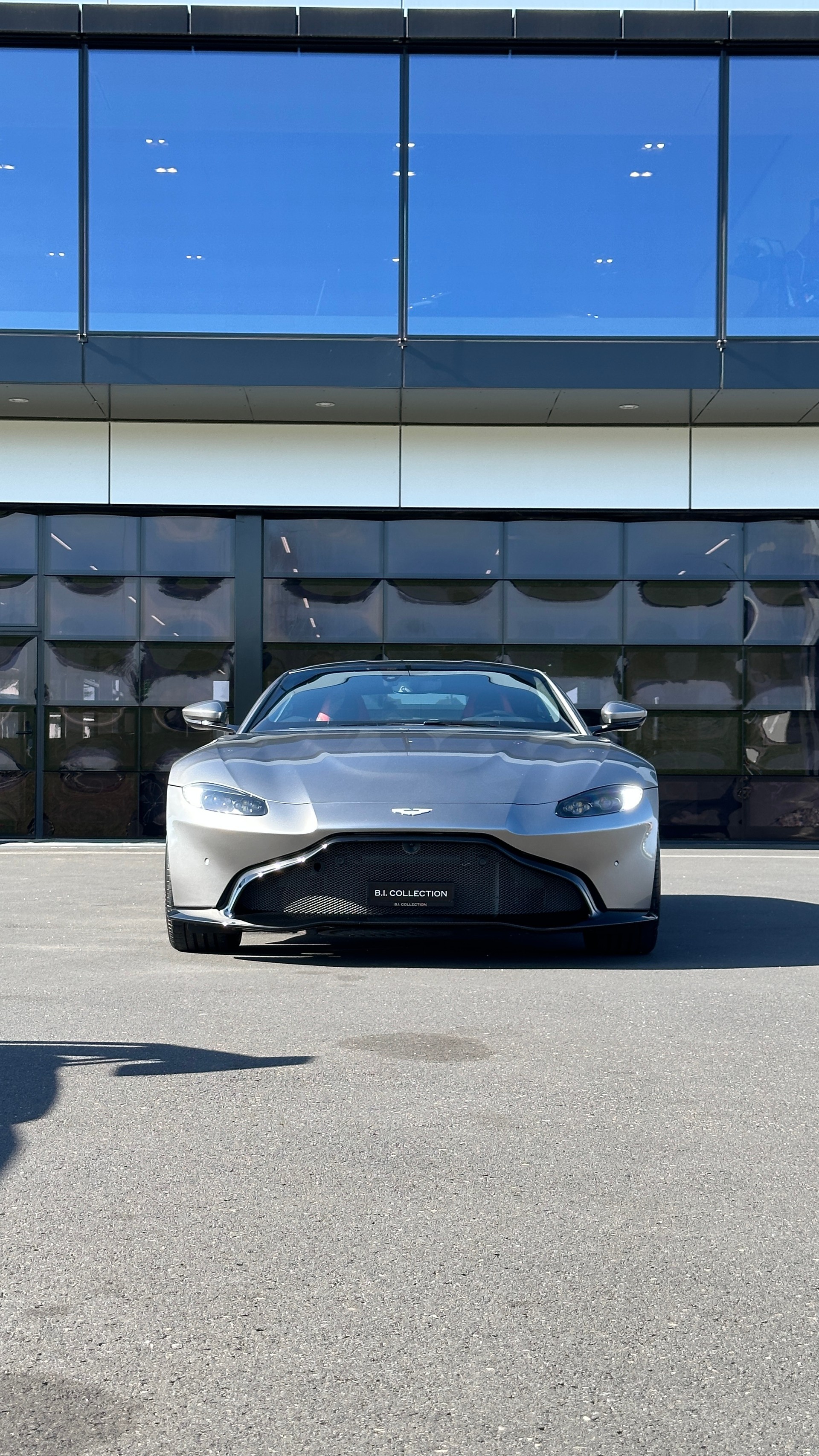 ASTON MARTIN V8 Vantage-image-9