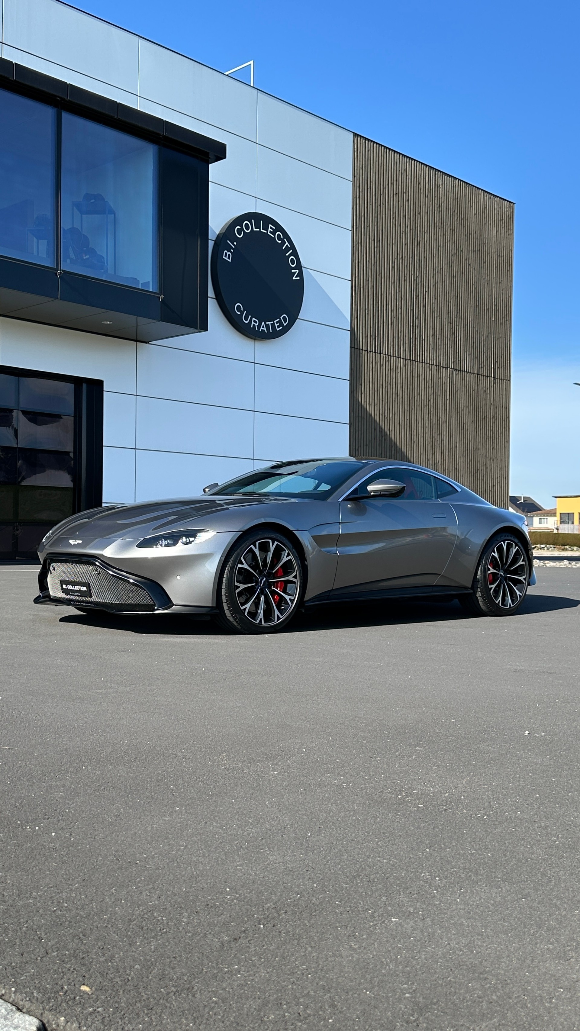 ASTON MARTIN V8 Vantage