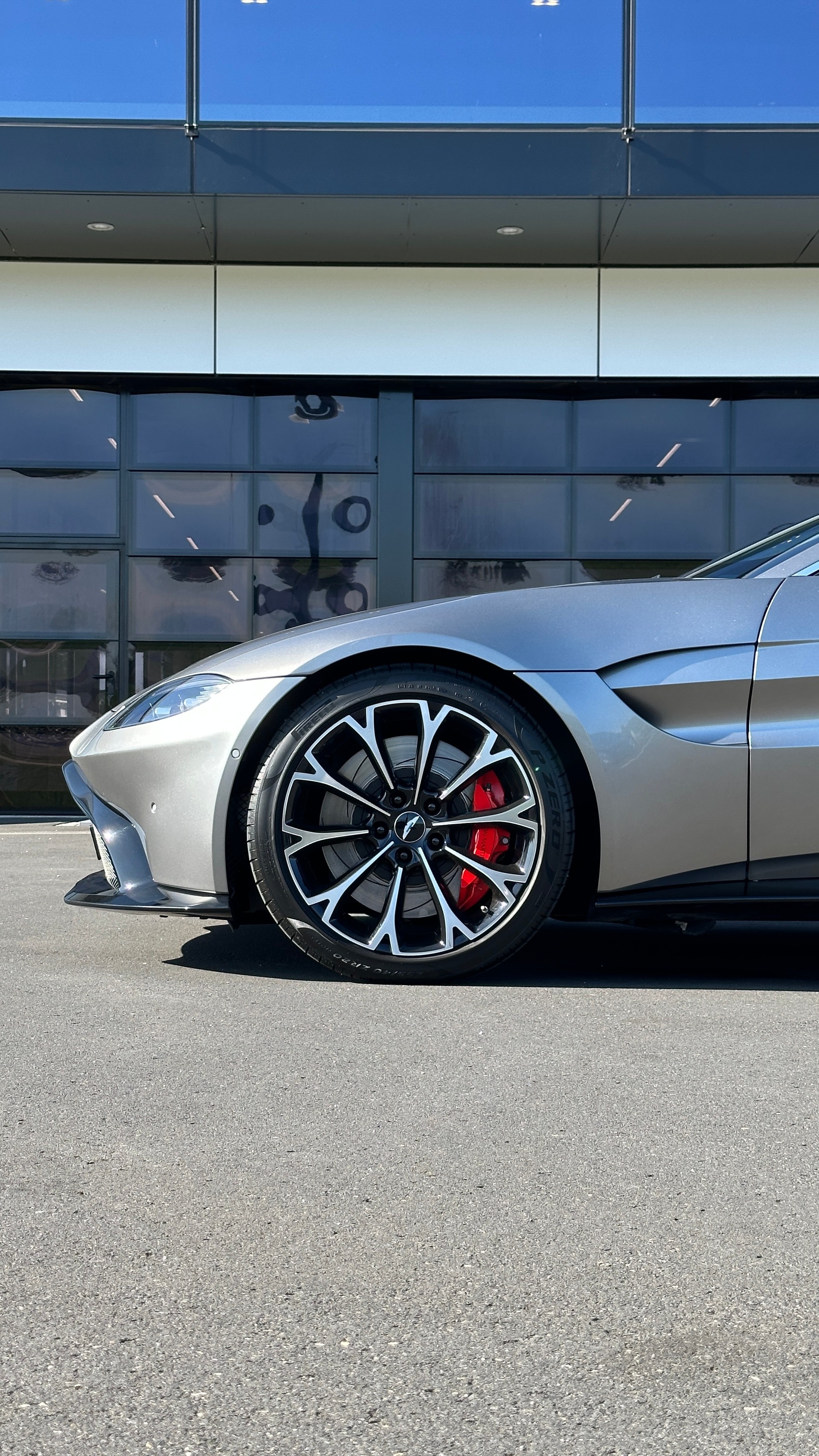 ASTON MARTIN V8 Vantage-image-6