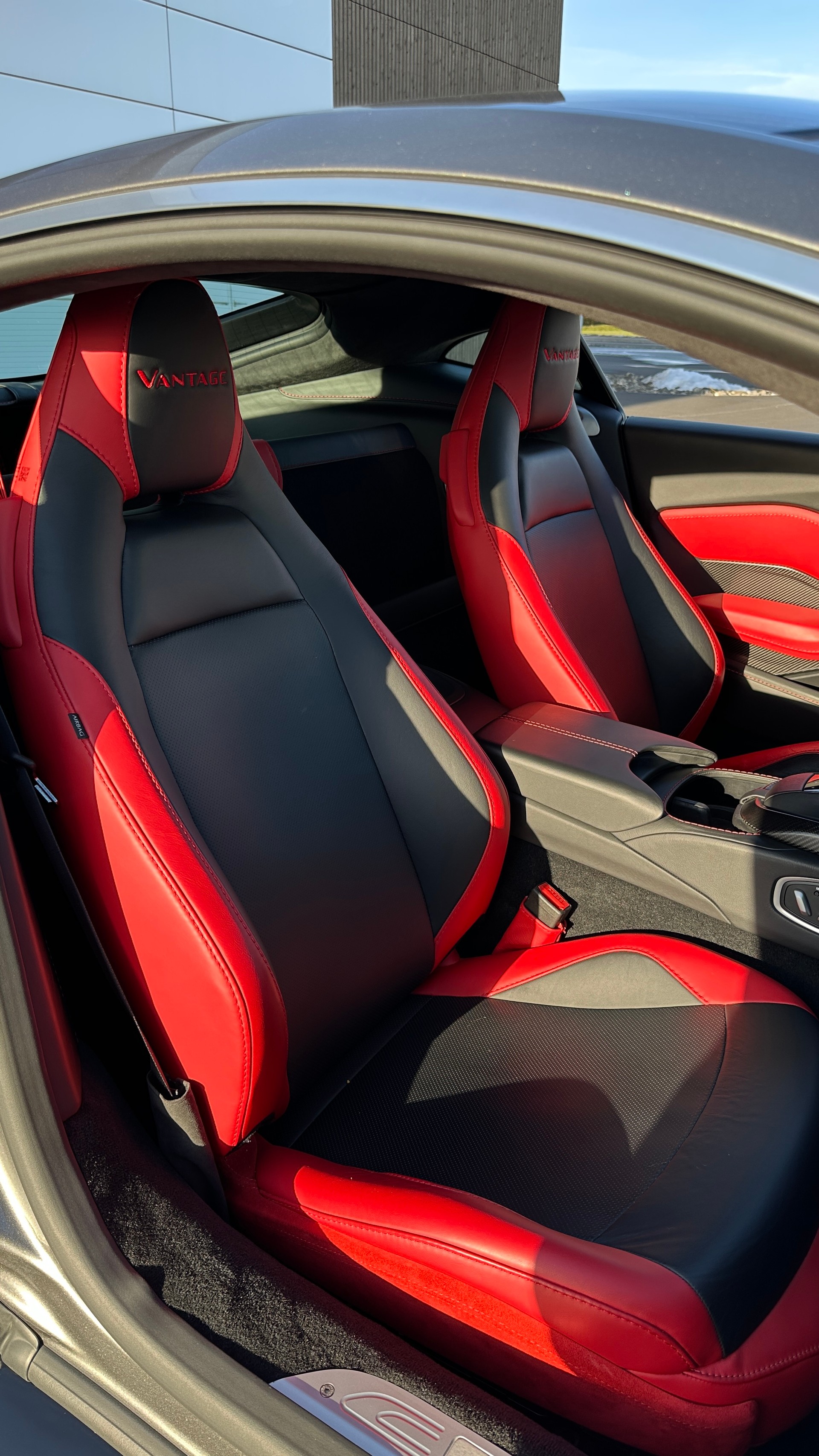 ASTON MARTIN V8 Vantage-image-18