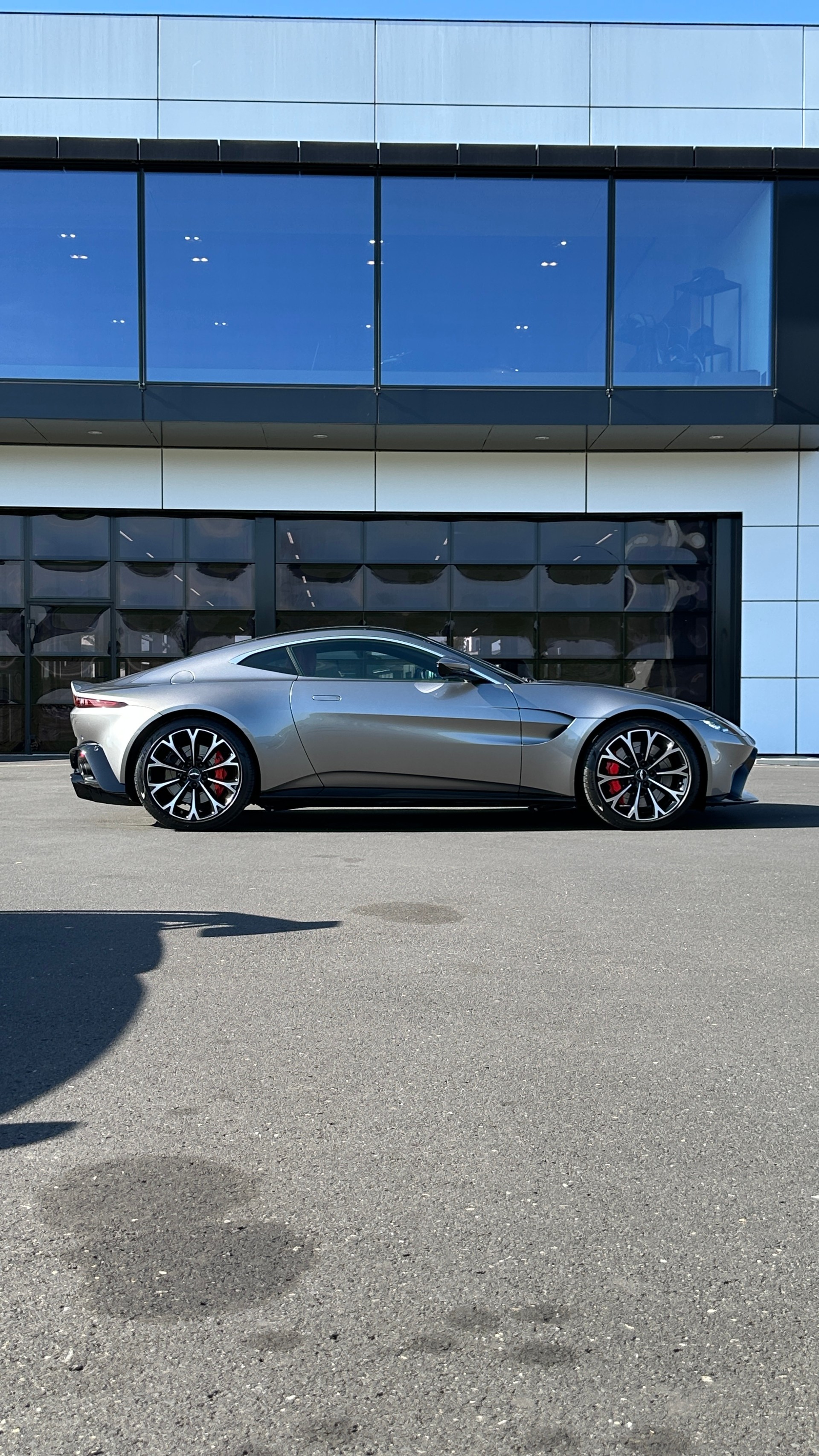 ASTON MARTIN V8 Vantage-image-10