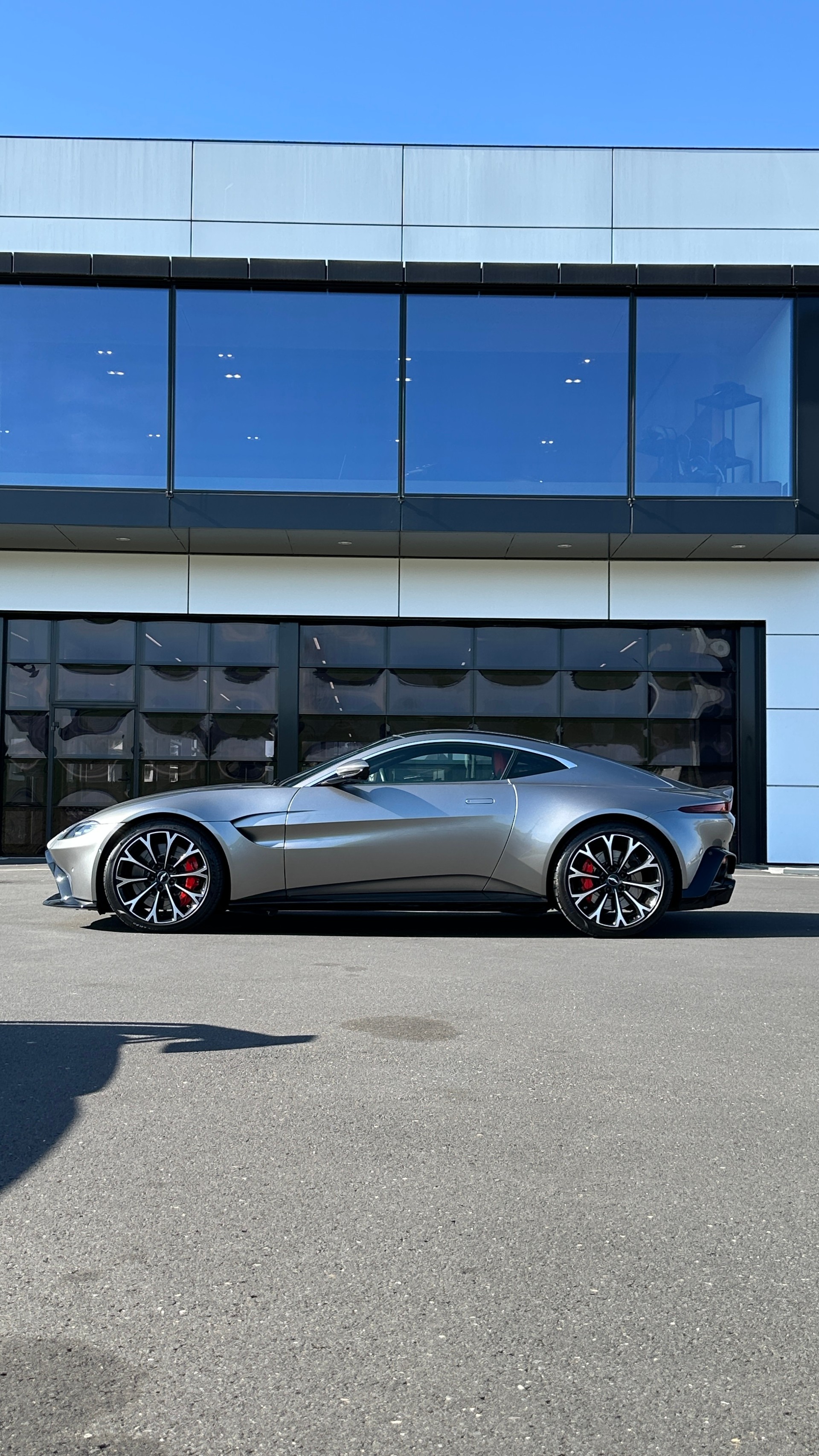ASTON MARTIN V8 Vantage-image-5