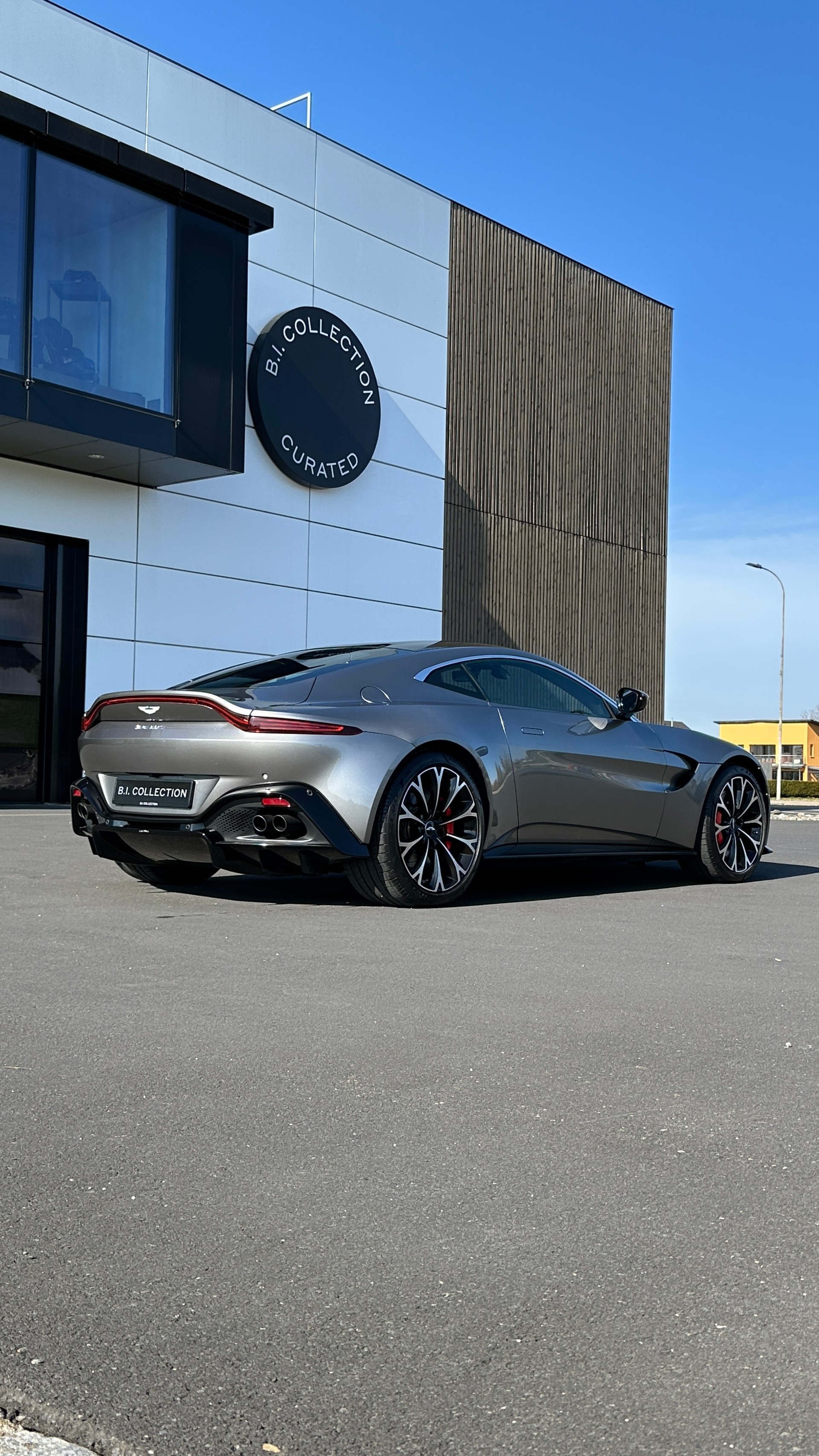 ASTON MARTIN V8 Vantage-showroom-element-2