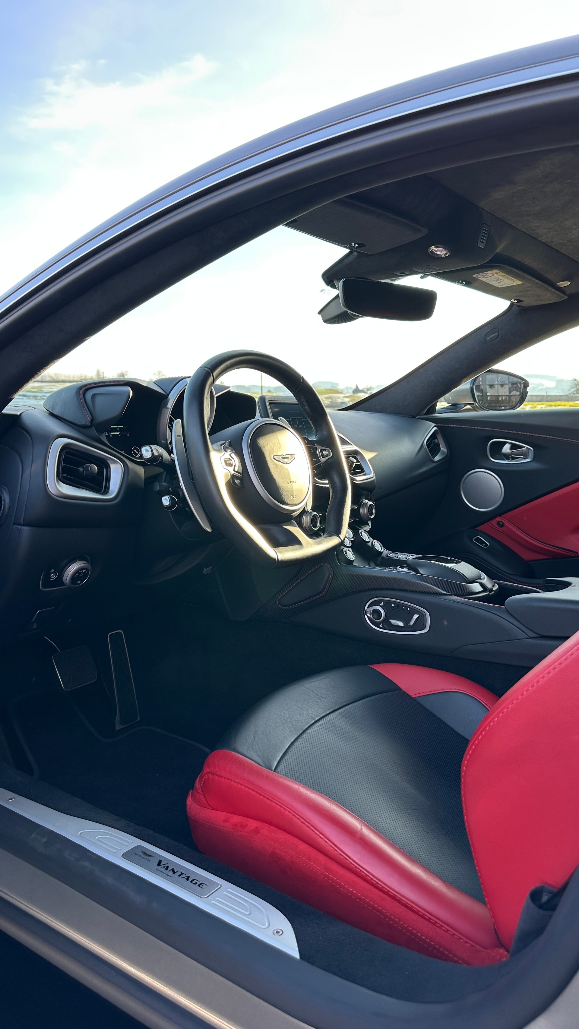 ASTON MARTIN V8 Vantage-image-13