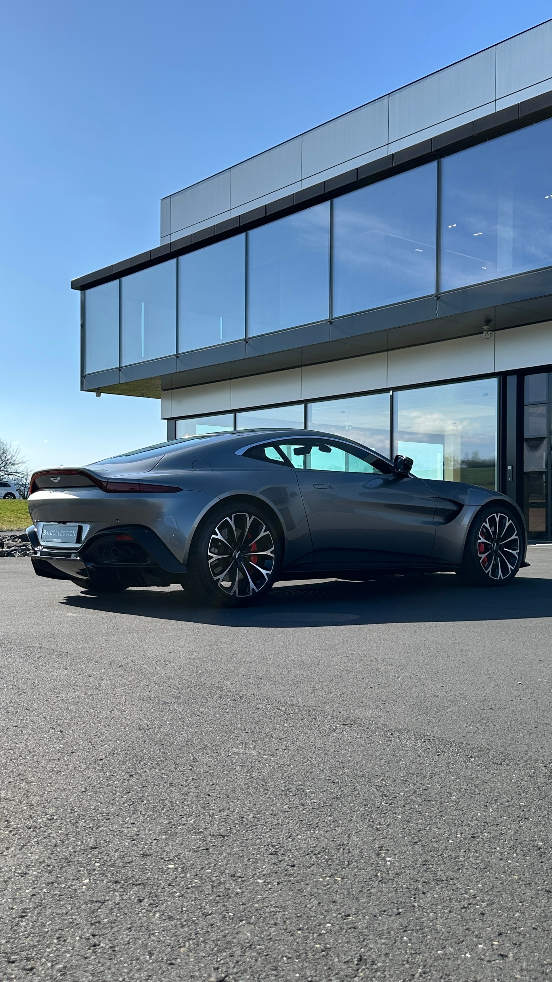 ASTON MARTIN V8 Vantage-image-12