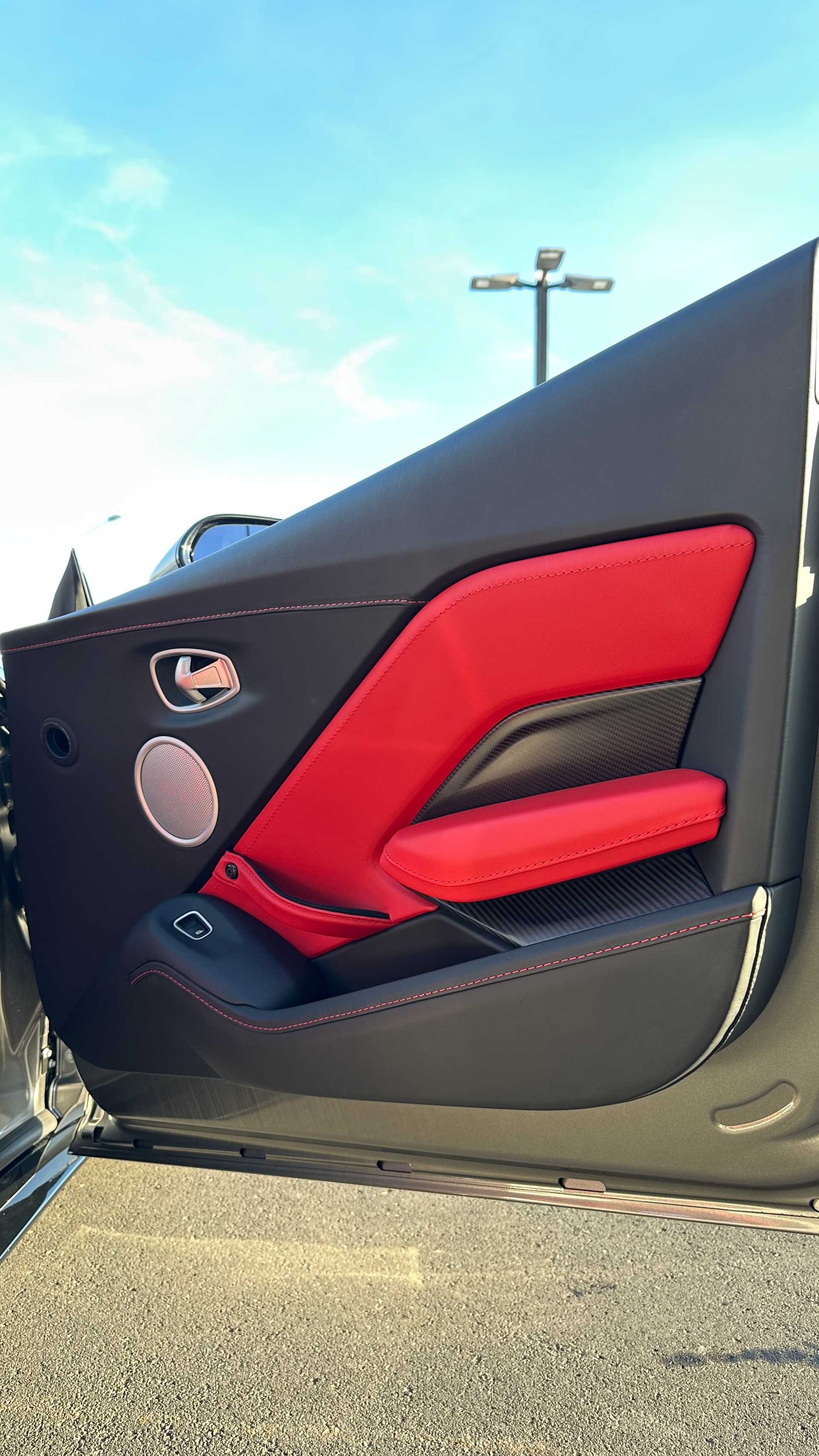 ASTON MARTIN V8 Vantage-image-19