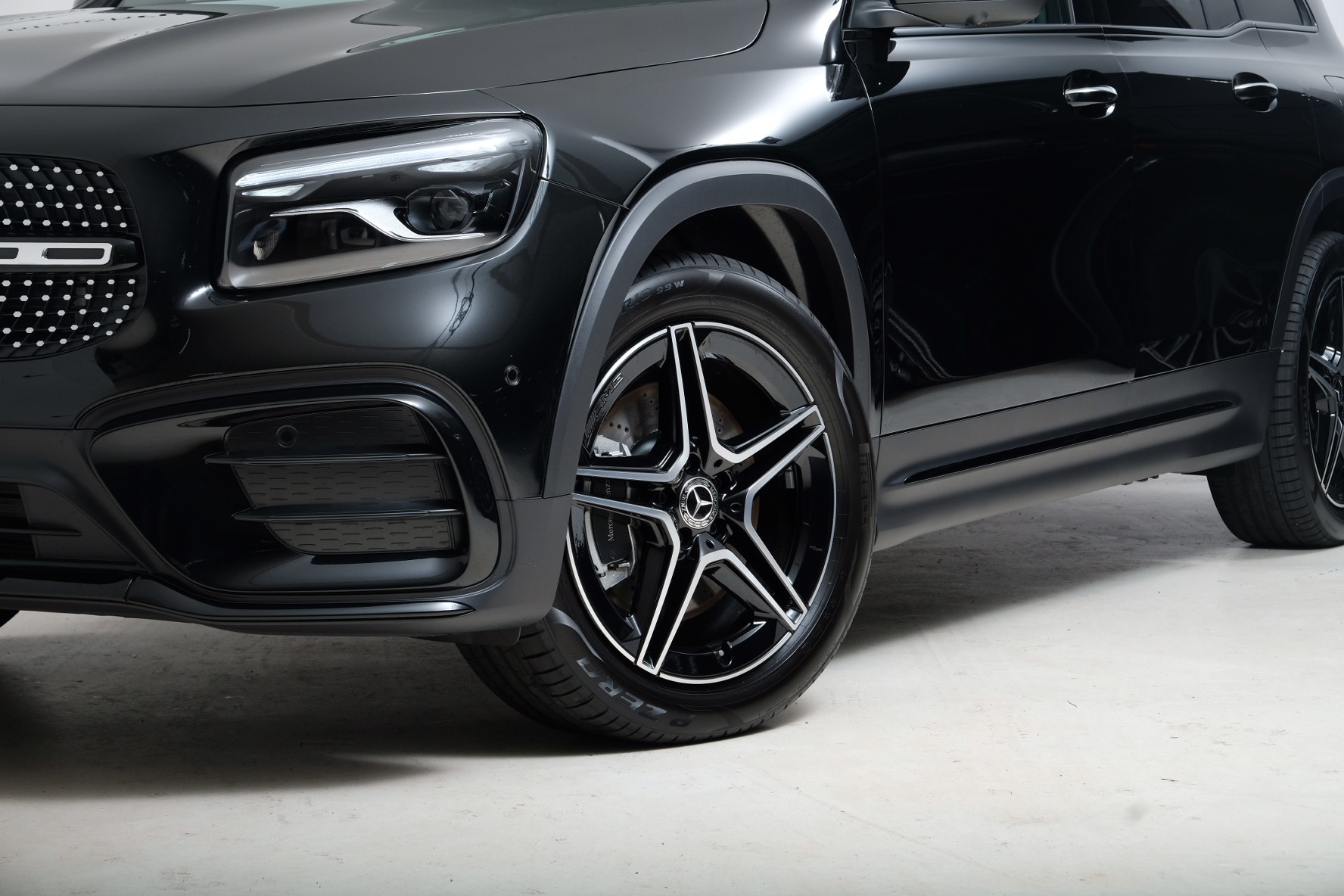MERCEDES-BENZ GLB 250 4Matic 8G-Tronic-showroom-element-1