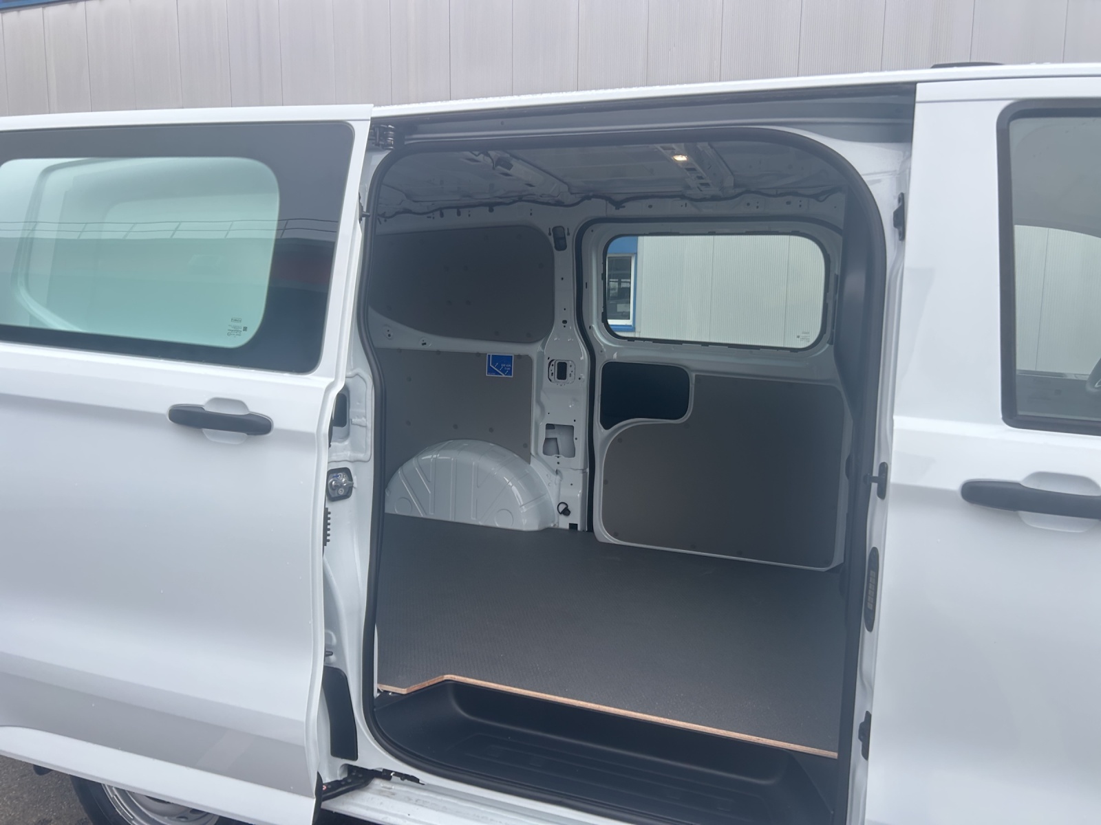 VW Transporter Plus 2.0 TDI 4Motion Automat-image-10