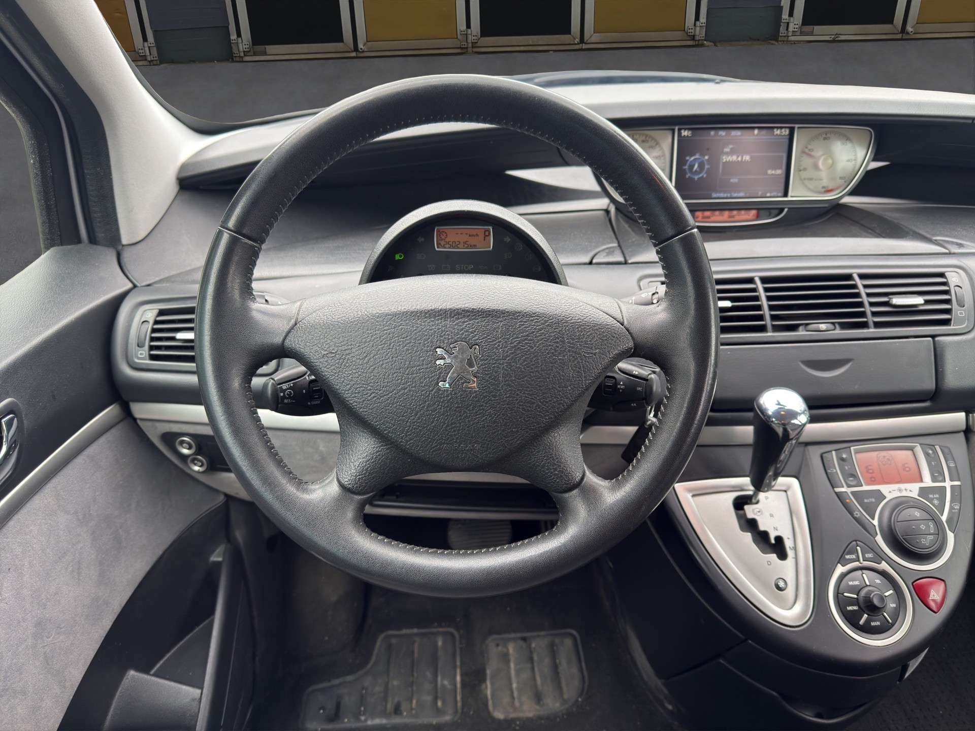 PEUGEOT 807 2.0 16V HDi Allure Tiptronic-image-11