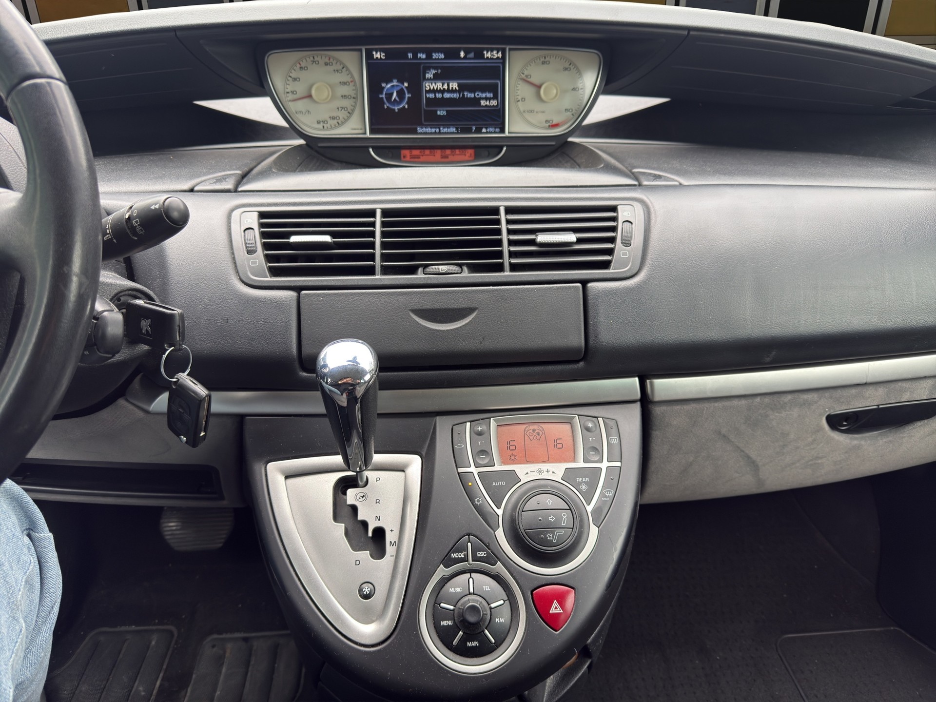 PEUGEOT 807 2.0 16V HDi Allure Tiptronic-image-15
