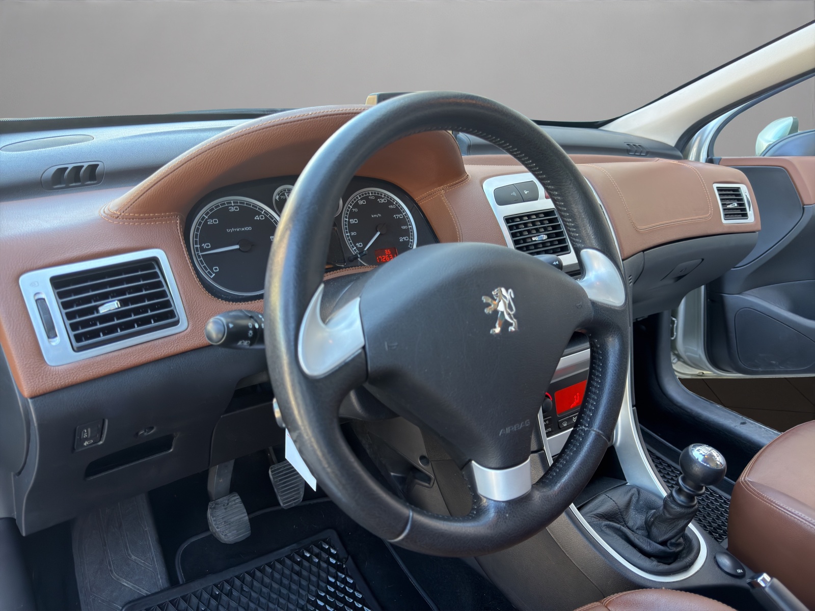 PEUGEOT 307 2.0 HDI XS-image-9