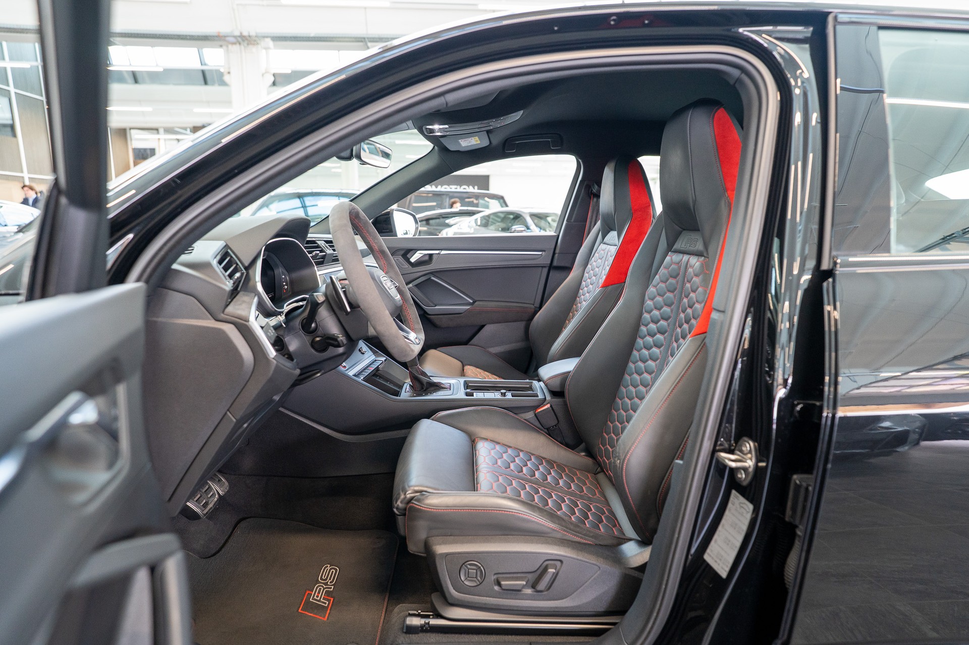 AUDI RS Q3 Sportback 2.5 TFSI quattro S-Tronic / Sportsitze / Alcantara-Lenkrad-image-8